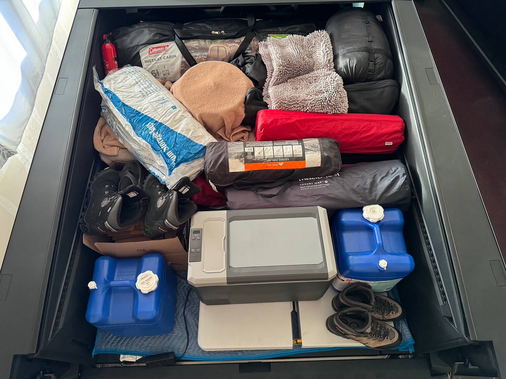 Tesla Cybertruck What Are You Hauling in your Cybertruck? 🦾 👷‍♂️ 1736781384471-hd