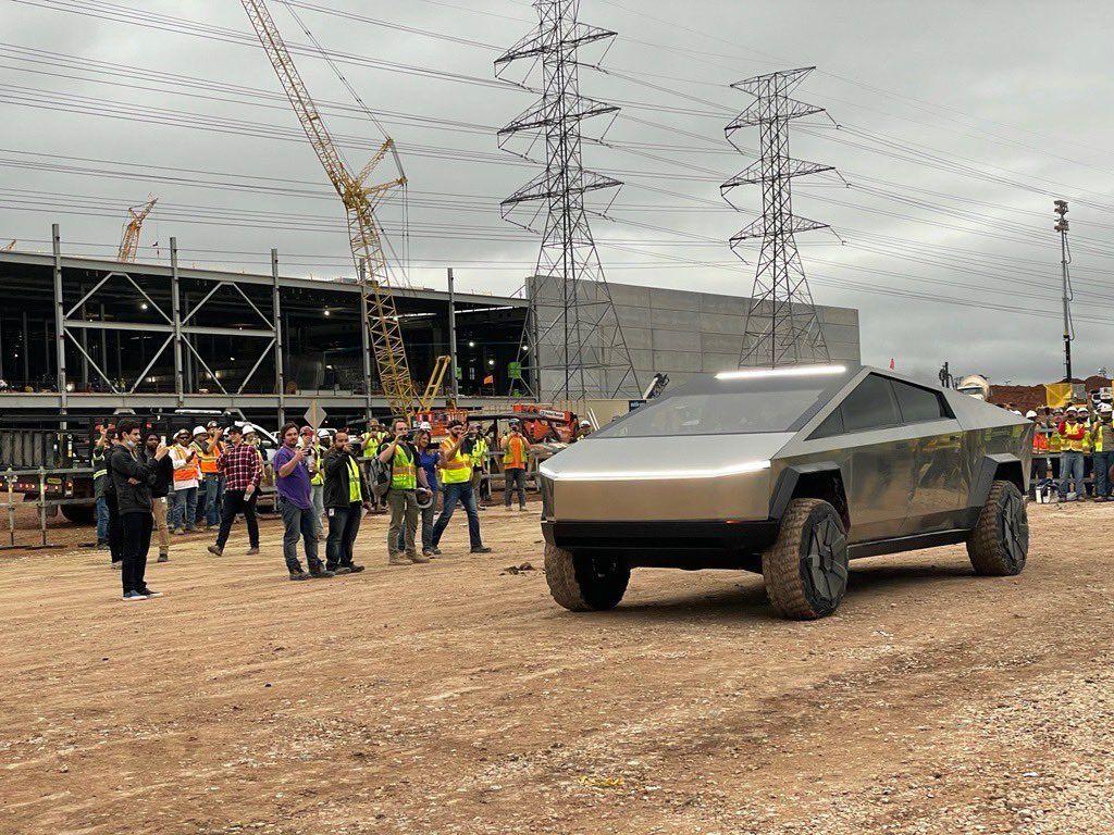 Tesla Cybertruck Real Life Cybertruck Photos Compilation (No renders please) E8YU1eWXoAIBM1