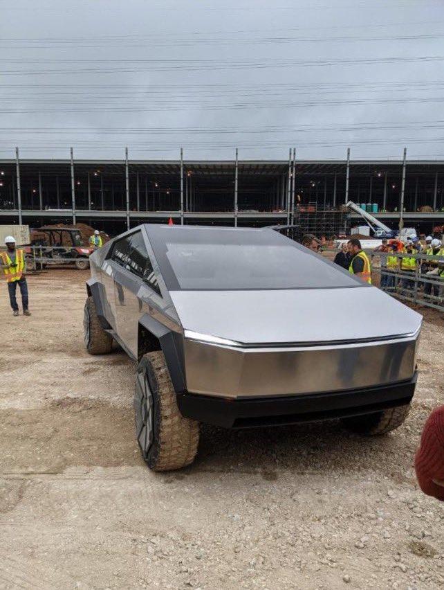 Tesla Cybertruck Real Life Cybertruck Photos Compilation (No renders please) EzEB_KJVcAIEbmG