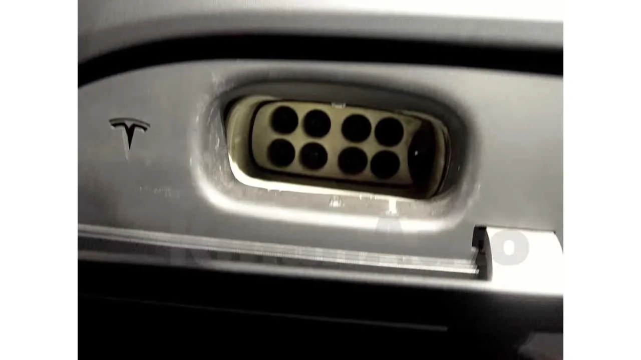 Tesla Cybertruck Charging stations. -juices-up-from-5-superchargers-at-same-time-video
