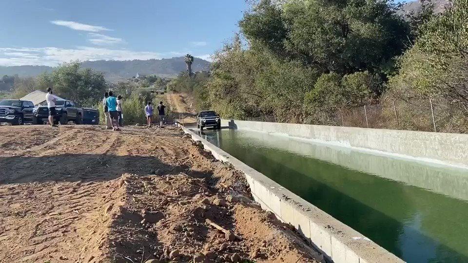 Tesla Cybertruck Watch Rivian R1T Submerge To The Level Of Its Lights HWiJWCwIrBrcWjlC