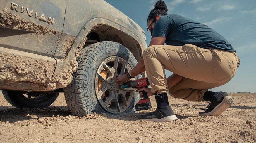 Tesla Cybertruck MotorTrend: 2022 Rivian R1T Spare Tire Explained: Fixing Flats Just Got Easier 2022-Rivian-R1T-Spare-Tire-Explained-11