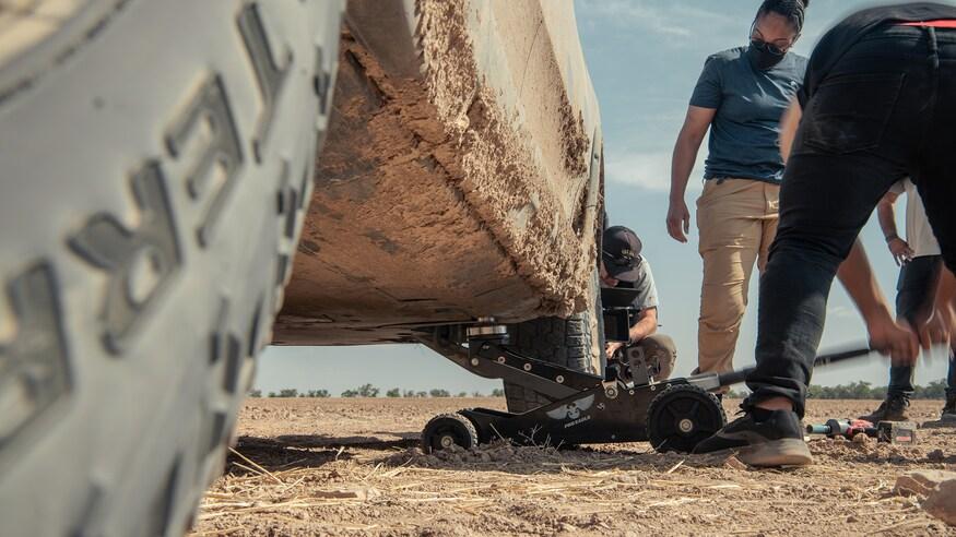 Tesla Cybertruck MotorTrend: 2022 Rivian R1T Spare Tire Explained: Fixing Flats Just Got Easier 2022-Rivian-R1T-Spare-Tire-Explained-13