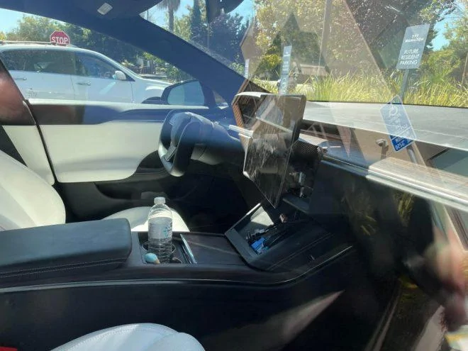 Tesla Cybertruck Tesla Model S with tilting display spotted in the wild model-s-tilt-screen-1-660x495