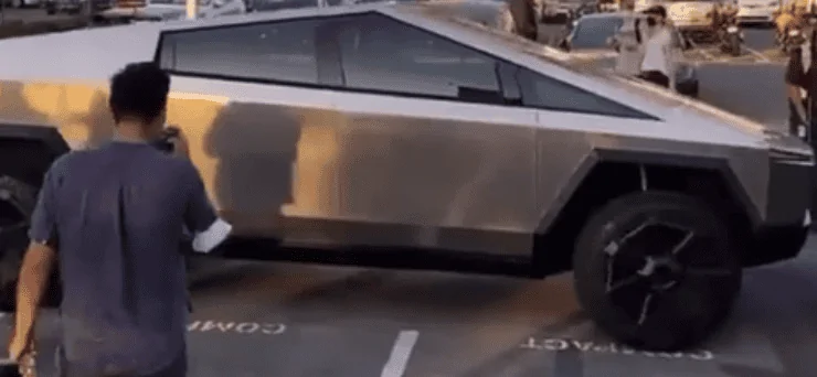 Tesla Cybertruck Videos: Cybertruck in the wild with no door handles! 1632749757239