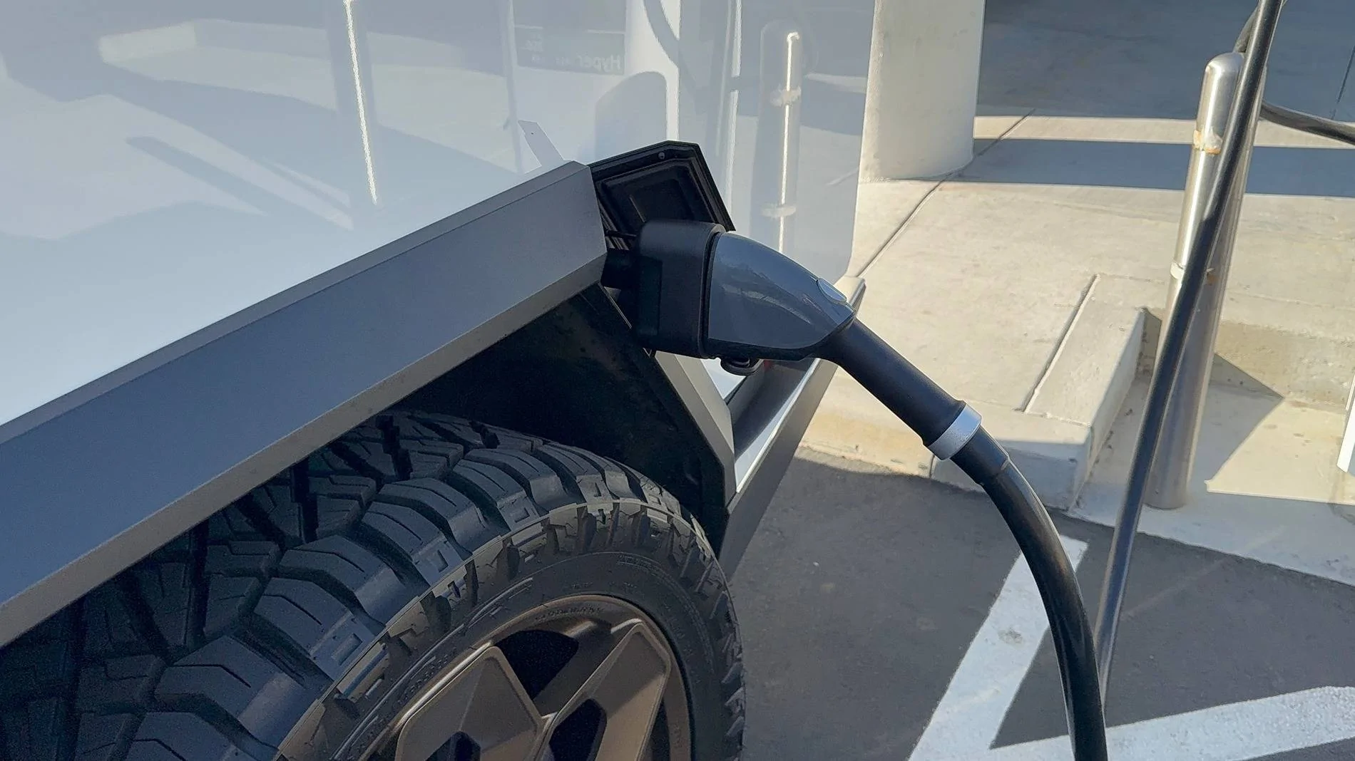 Tesla Cybertruck HANSSHOW CCS to Cybertruck and Tesla Adapter 250KW CCS1 x J1772 to Tesla IMG_6431
