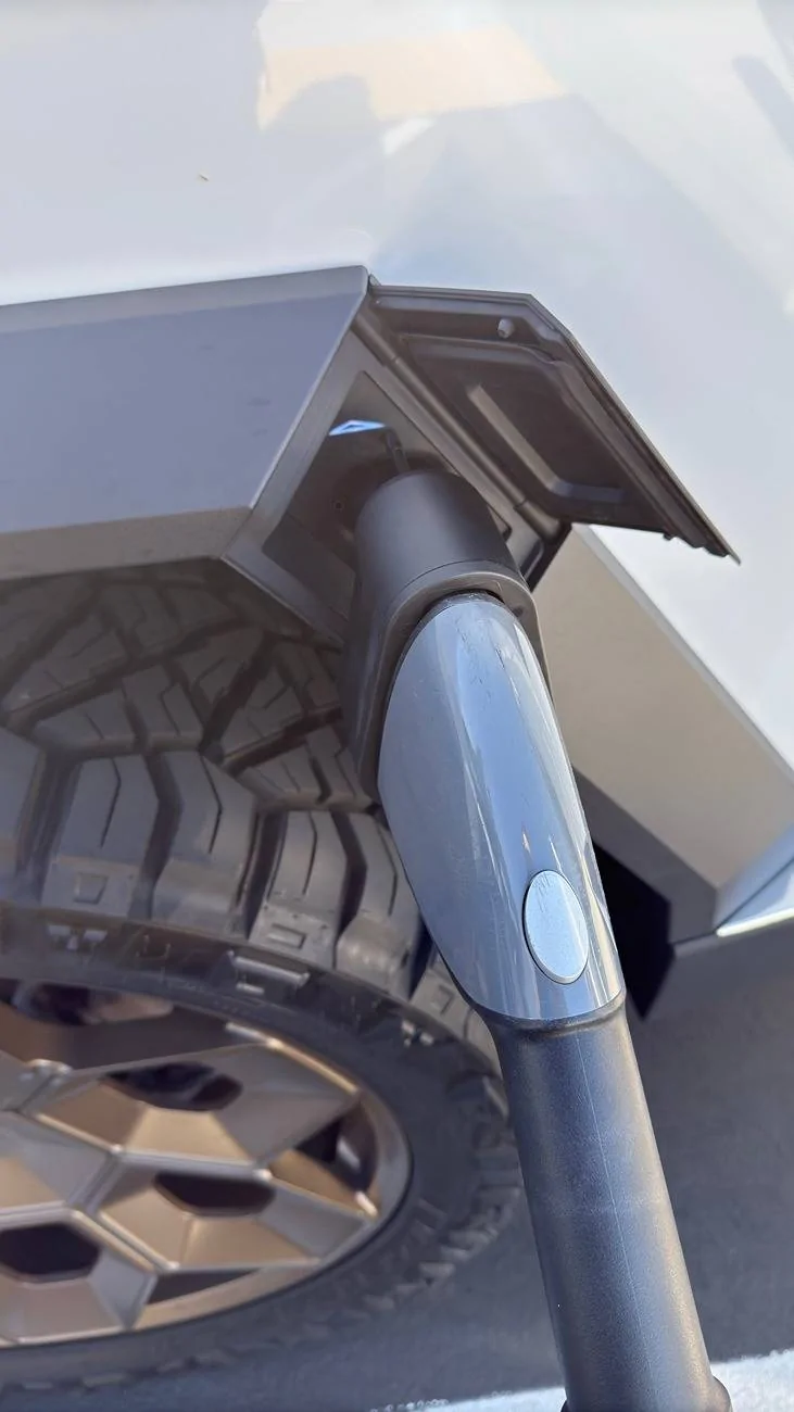 Tesla Cybertruck HANSSHOW CCS to Cybertruck and Tesla Adapter 250KW CCS1 x J1772 to Tesla IMG_6448.HEIC