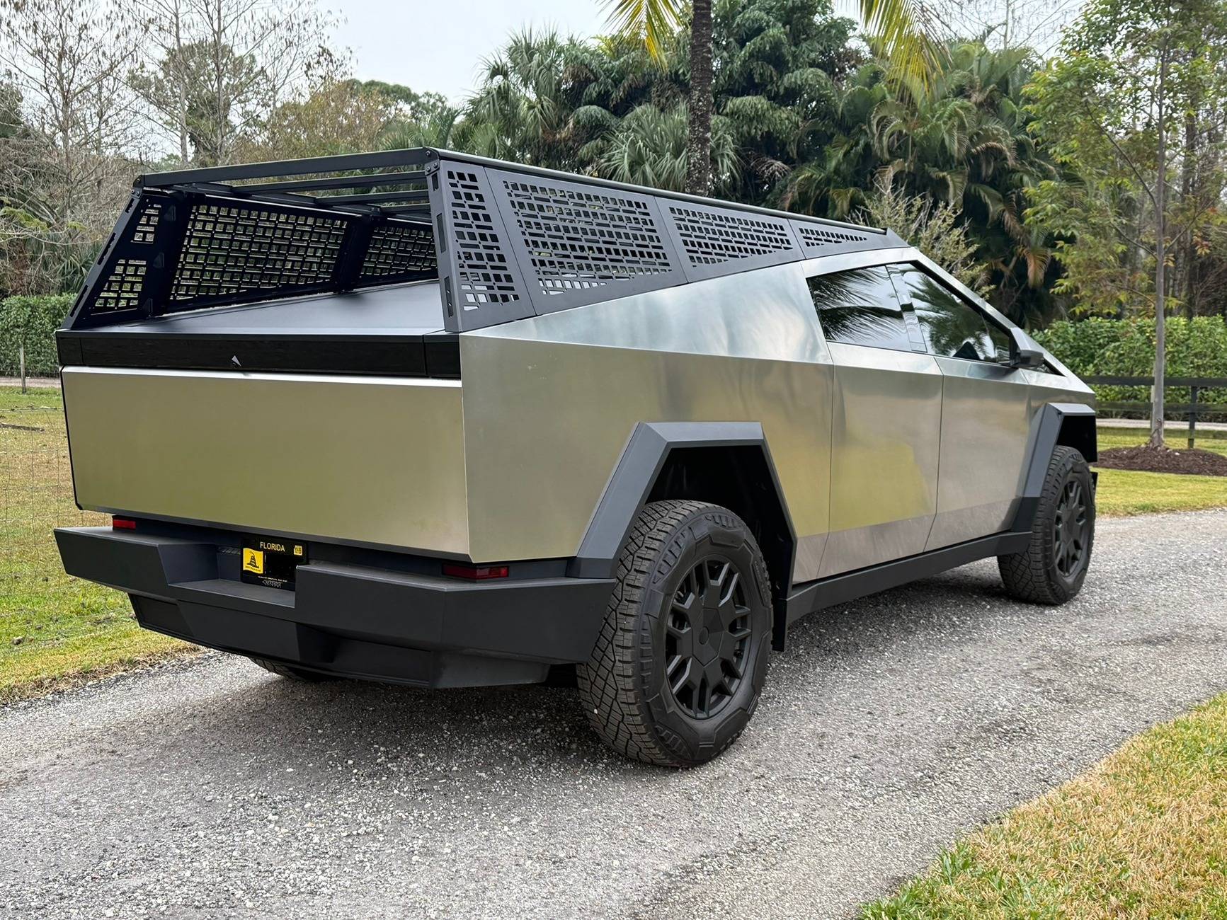 Tesla Cybertruck Urander bed rack and OEM light bar compatibility. Urander Rack and OEM lightbar back ISO