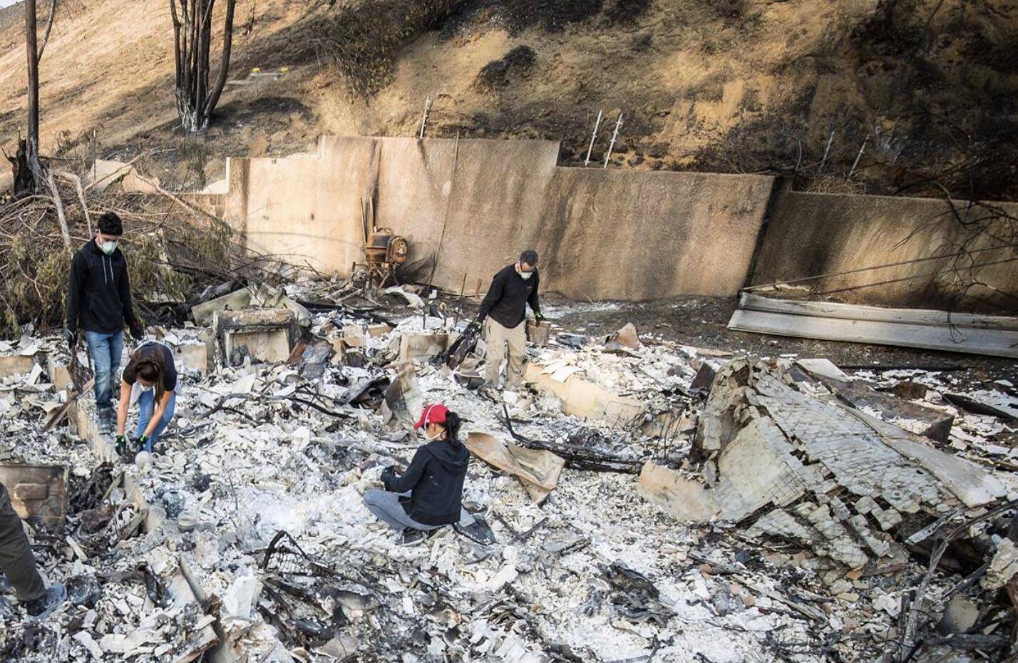 Tesla Cybertruck Cybertruck burned down in LA wildfires 1736967525460-e8
