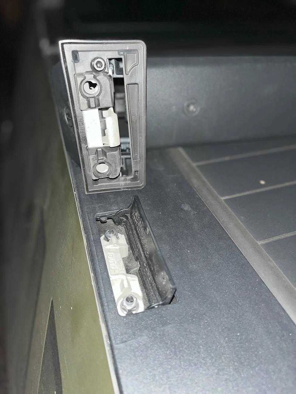 Tesla Cybertruck Roof crossbars: CybertruckCo vs. Mars vs. Tesla 2 IMG_E5995
