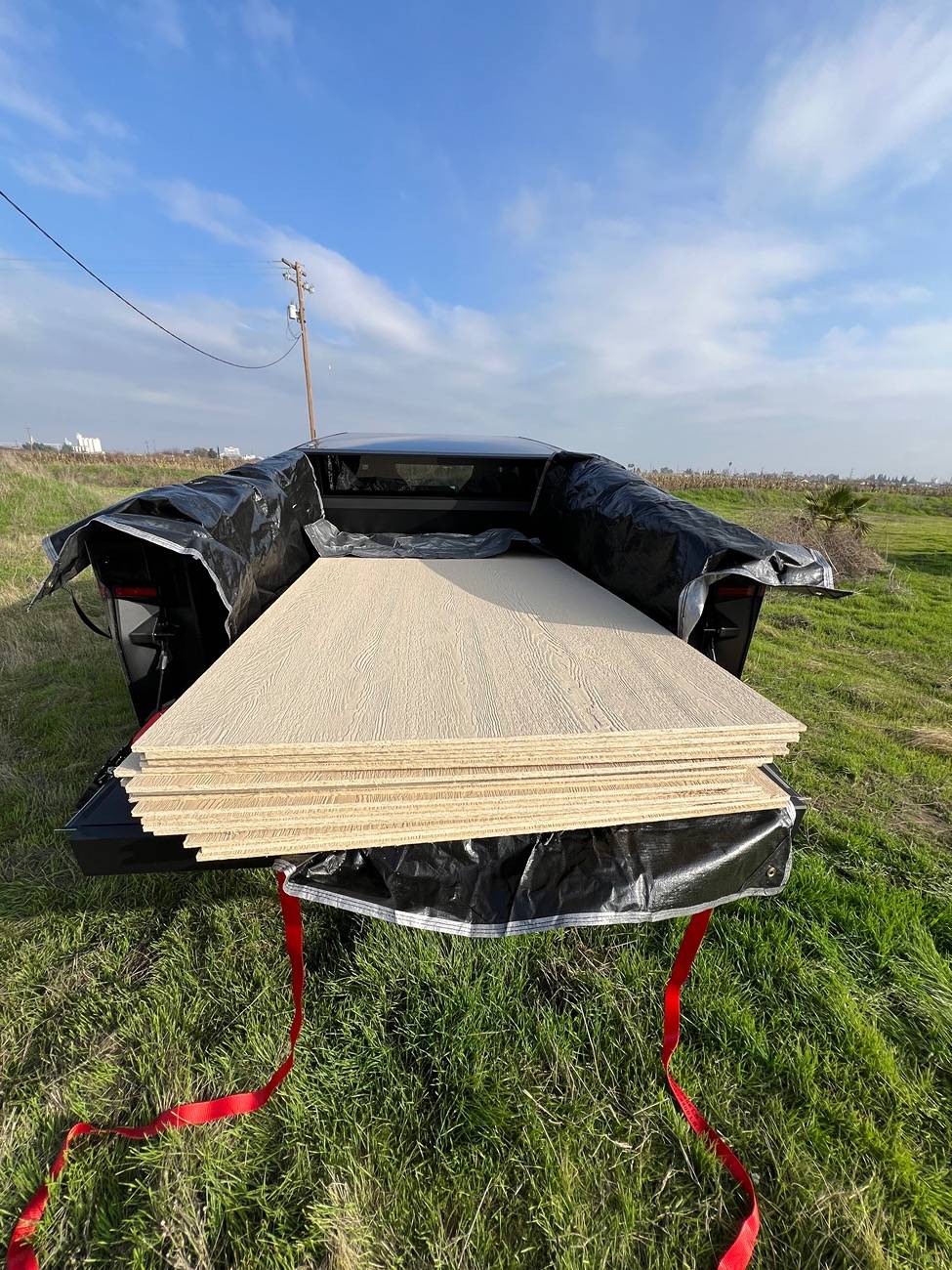 Tesla Cybertruck What Are You Hauling in your Cybertruck? 🦾 👷‍♂️ IMG_2187