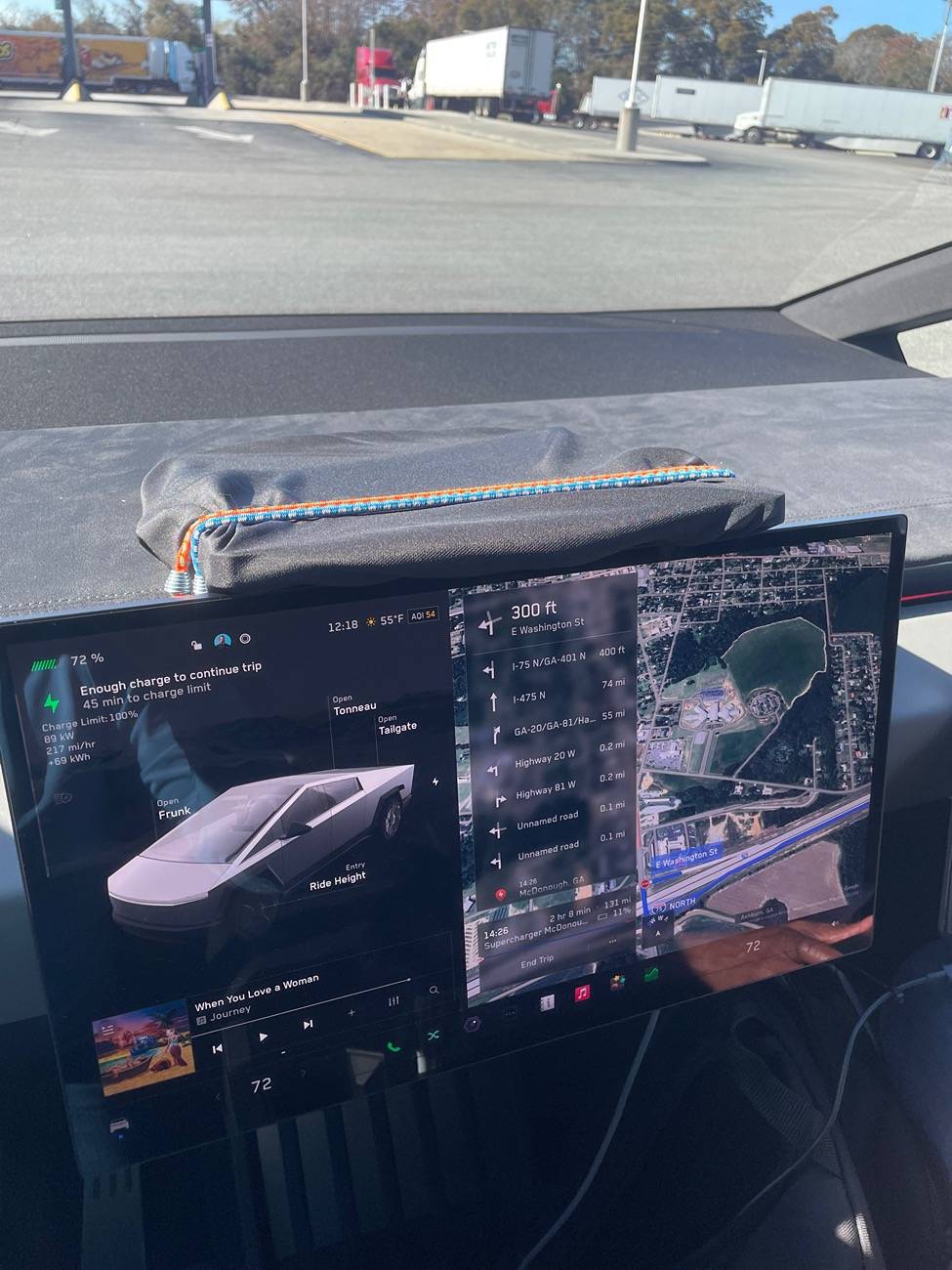 Tesla Cybertruck Mini Starlink signal through the ceiling glass of the Cybertruck? IMG_2100