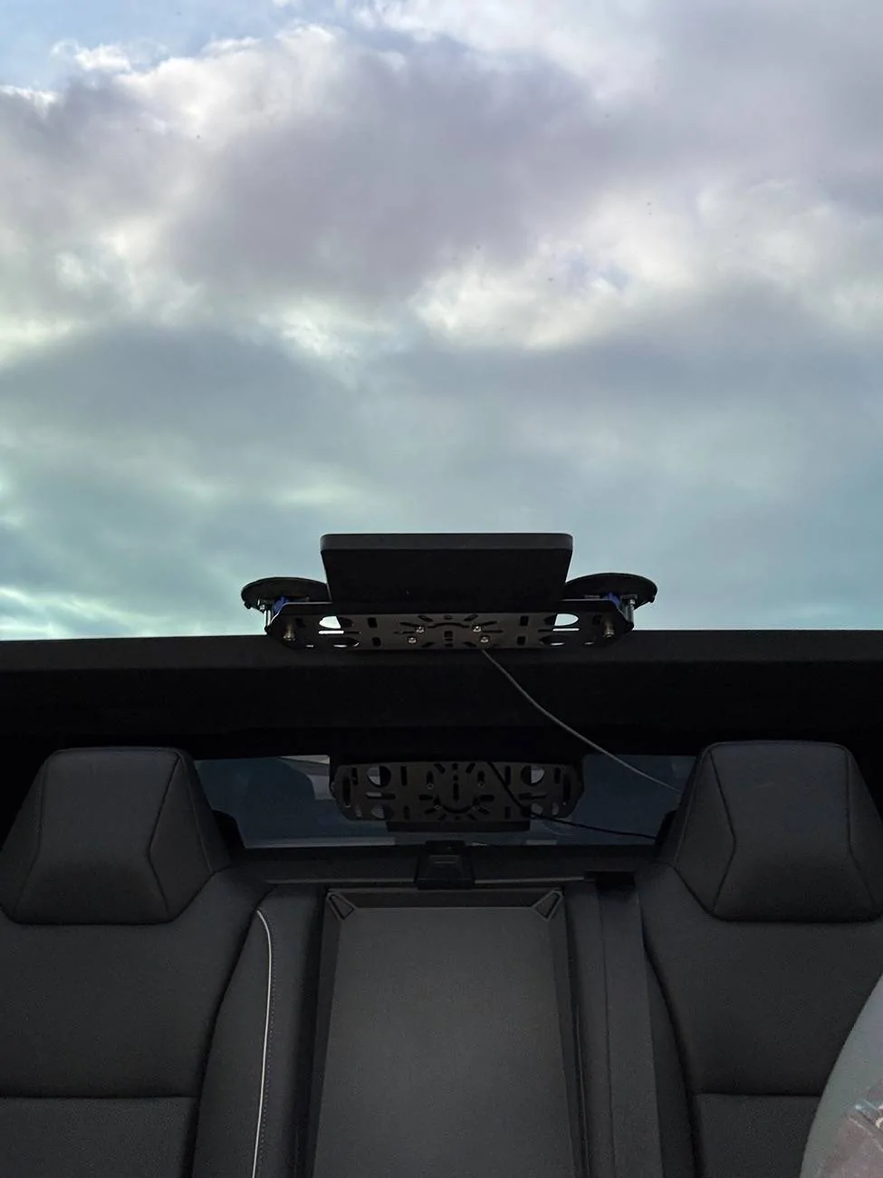 Tesla Cybertruck Mini Starlink signal through the ceiling glass of the Cybertruck? IMG_0472