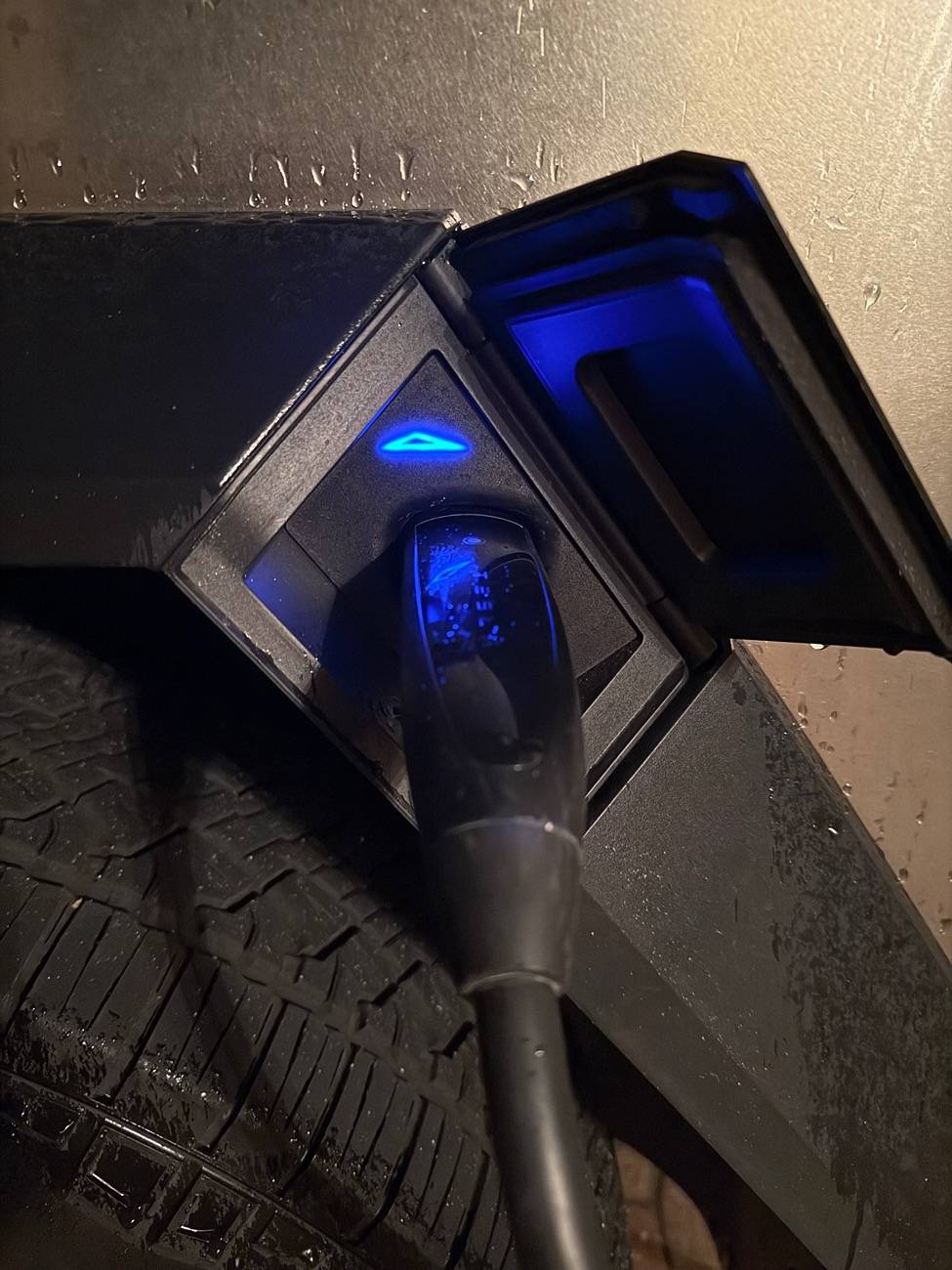 Tesla Cybertruck Charging stops within a few minutes with wall connector IMG_2474
