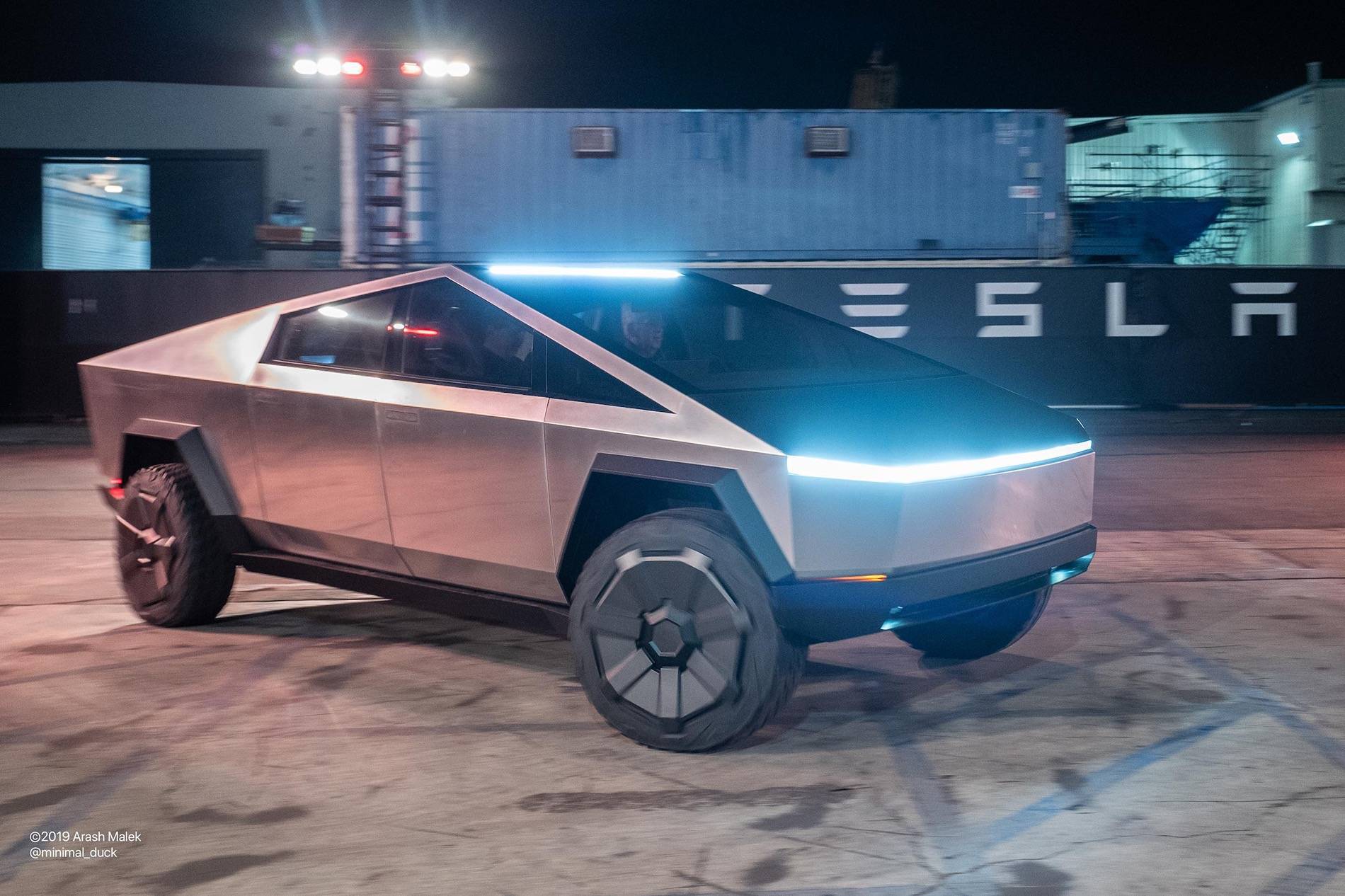 Tesla Cybertruck How to replicate the prototype / concept Cybertruck's lightbar? 1737692890134-zf