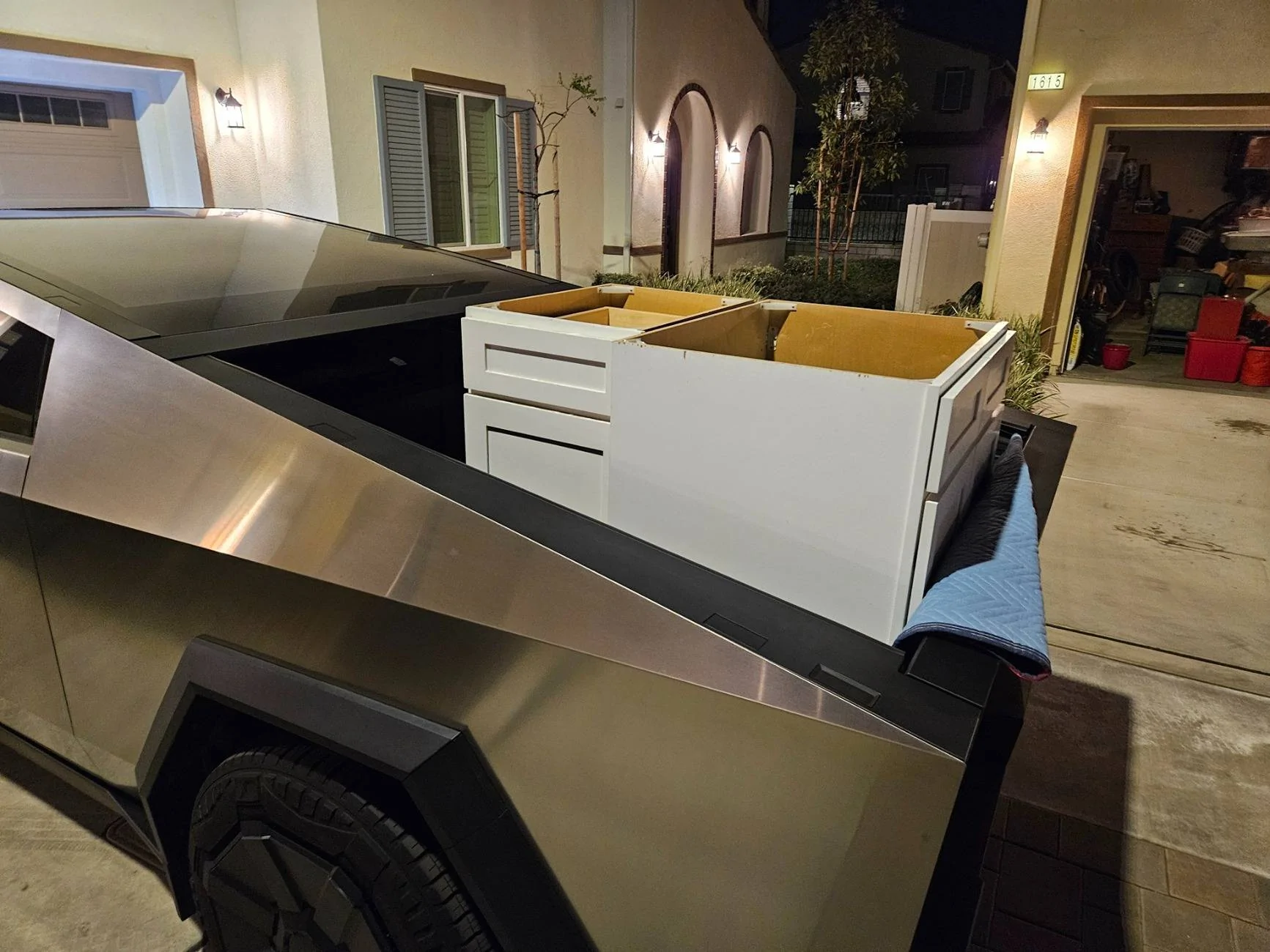 Tesla Cybertruck What Are You Hauling in your Cybertruck? 🦾 👷‍♂️ 20250122_195656