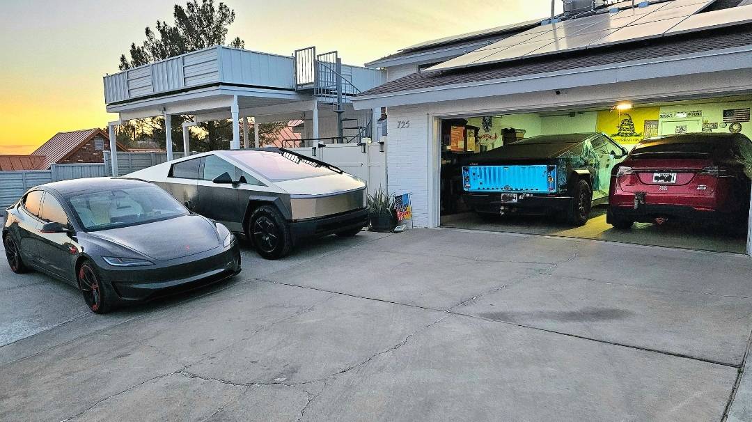 Tesla Cybertruck Daily random Cybertruck photos thread - Post Yours! 📸 🤳 Screenshot_20250125_054643_Gallery