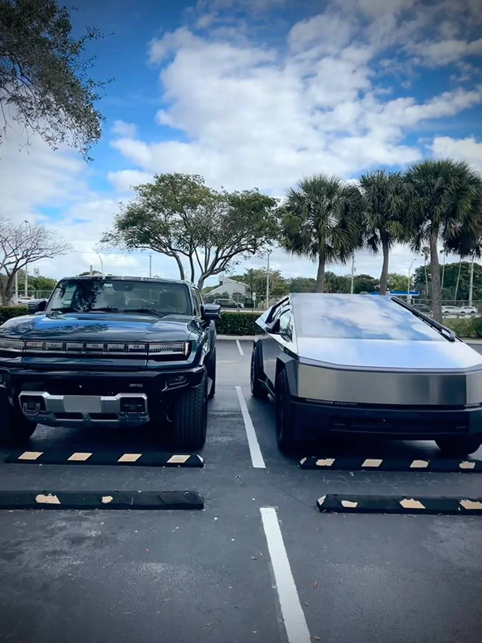 Tesla Cybertruck Cybertruck / Hummer EV Family…. IMG_2913