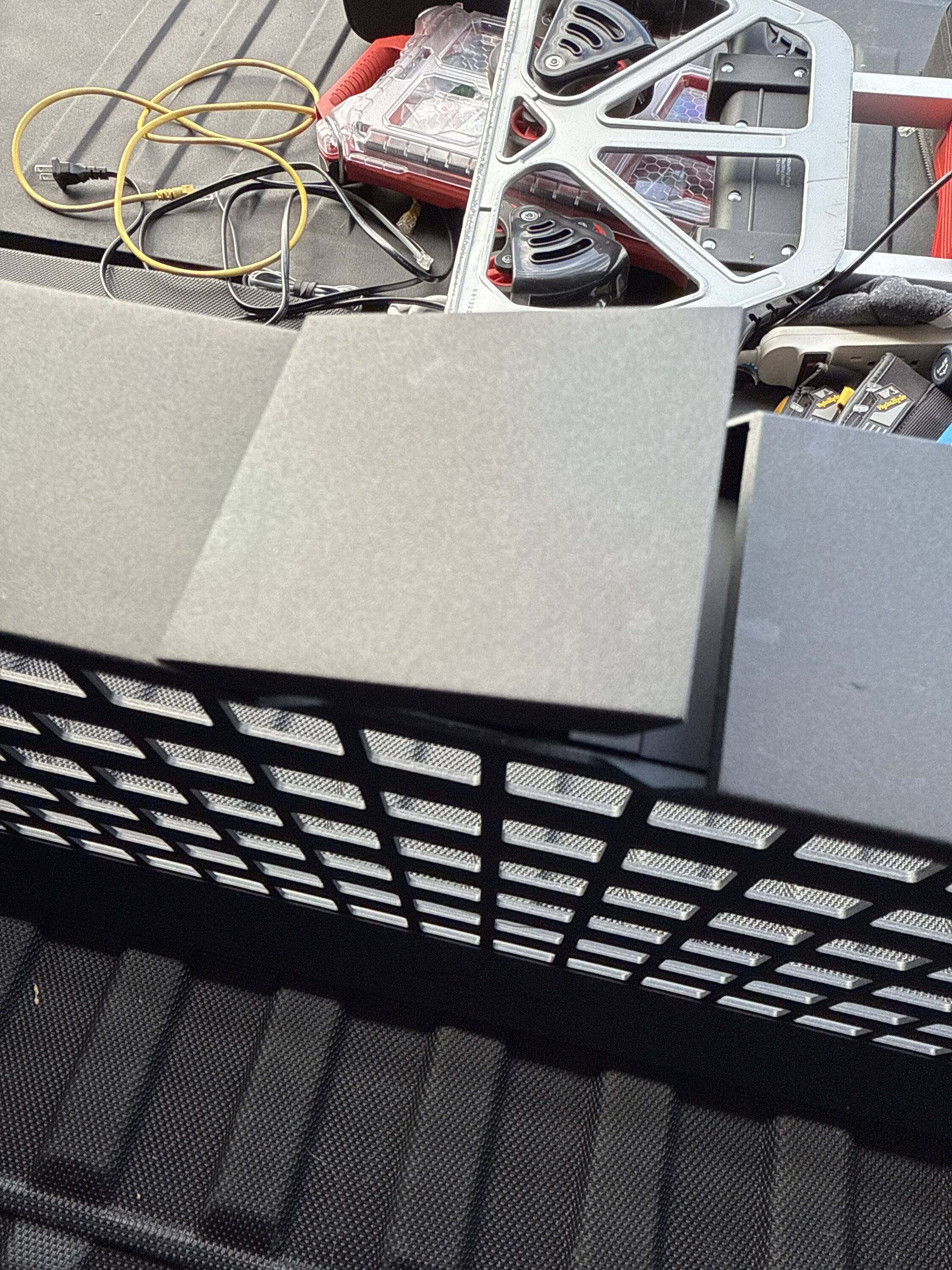 Tesla Cybertruck Anyone else's vault divider's center lift plate not function properly? image