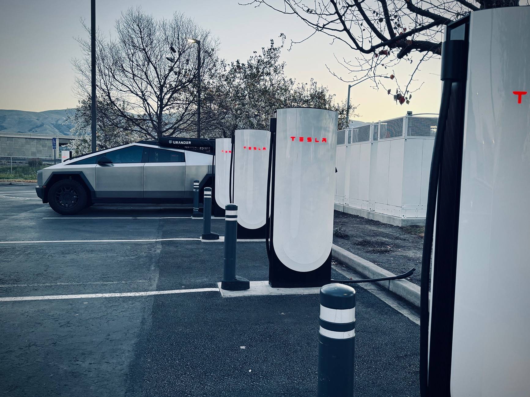 Tesla Cybertruck V4 Supercharger (325kW enabled) - 15% to 80% Test IMG_0361