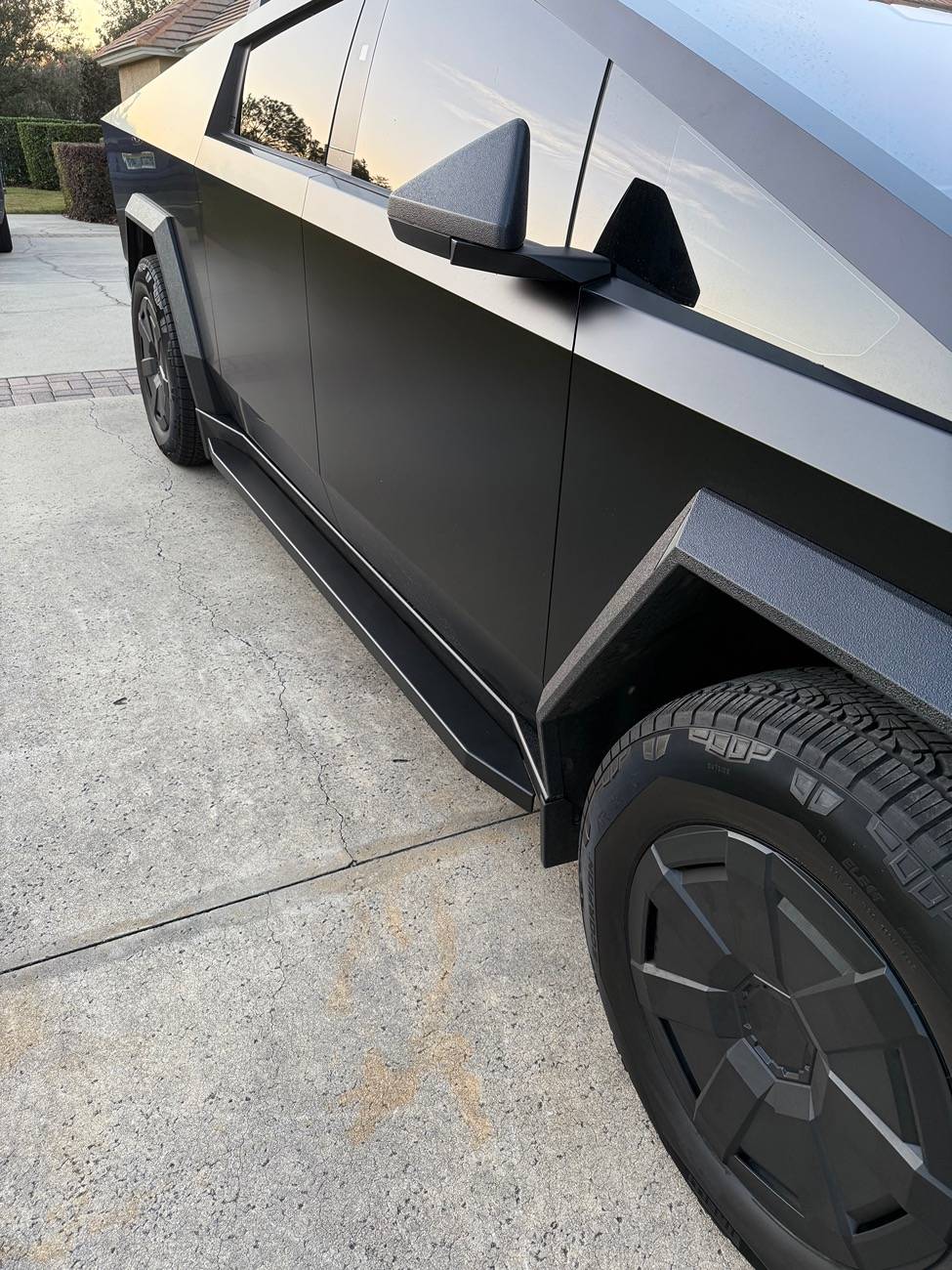 Tesla Cybertruck Installed some running boards today IMG_4125