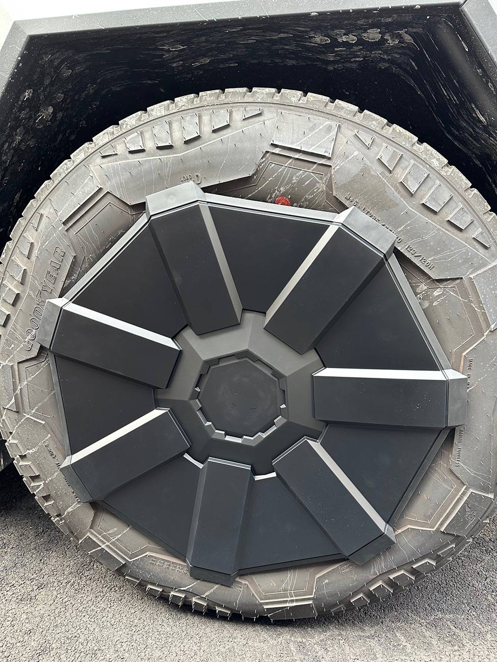 Tesla Cybertruck Wheel covers don’t align well with the wheels IMG_7809