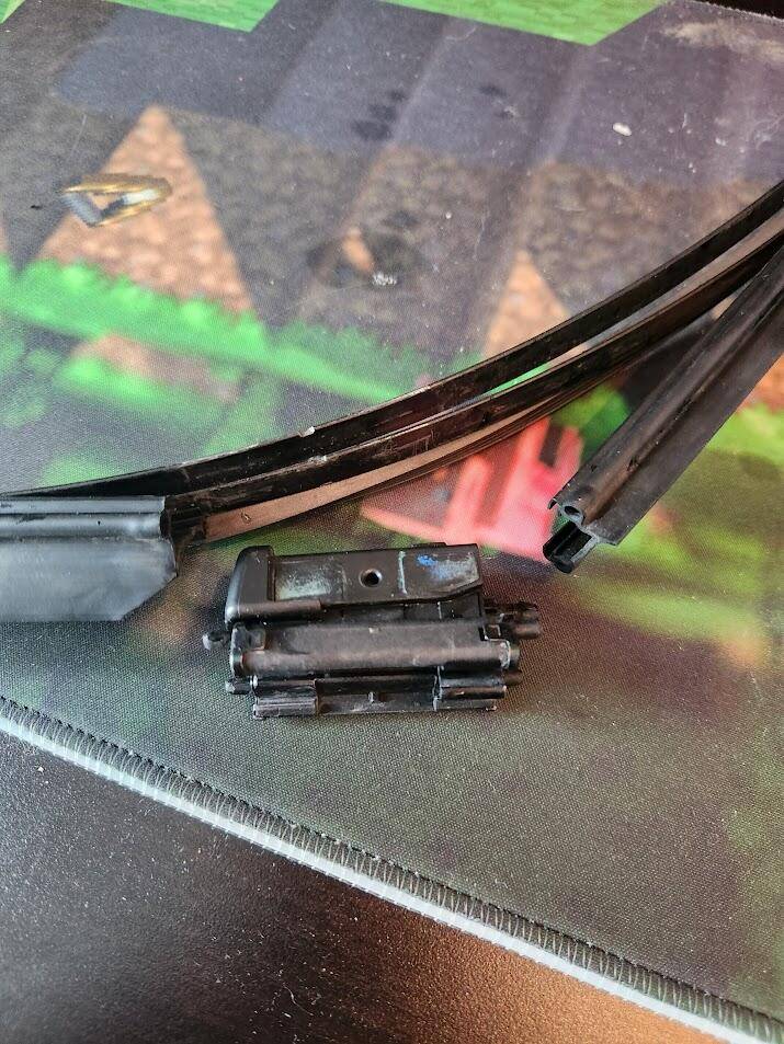 Tesla Cybertruck Heavy Snow destroy Windshield wiper assembly 1738691870031-8y