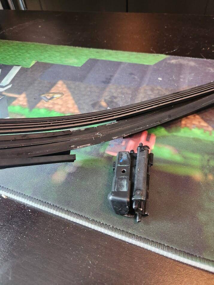 Tesla Cybertruck Heavy Snow destroy Windshield wiper assembly 1738691936473-59