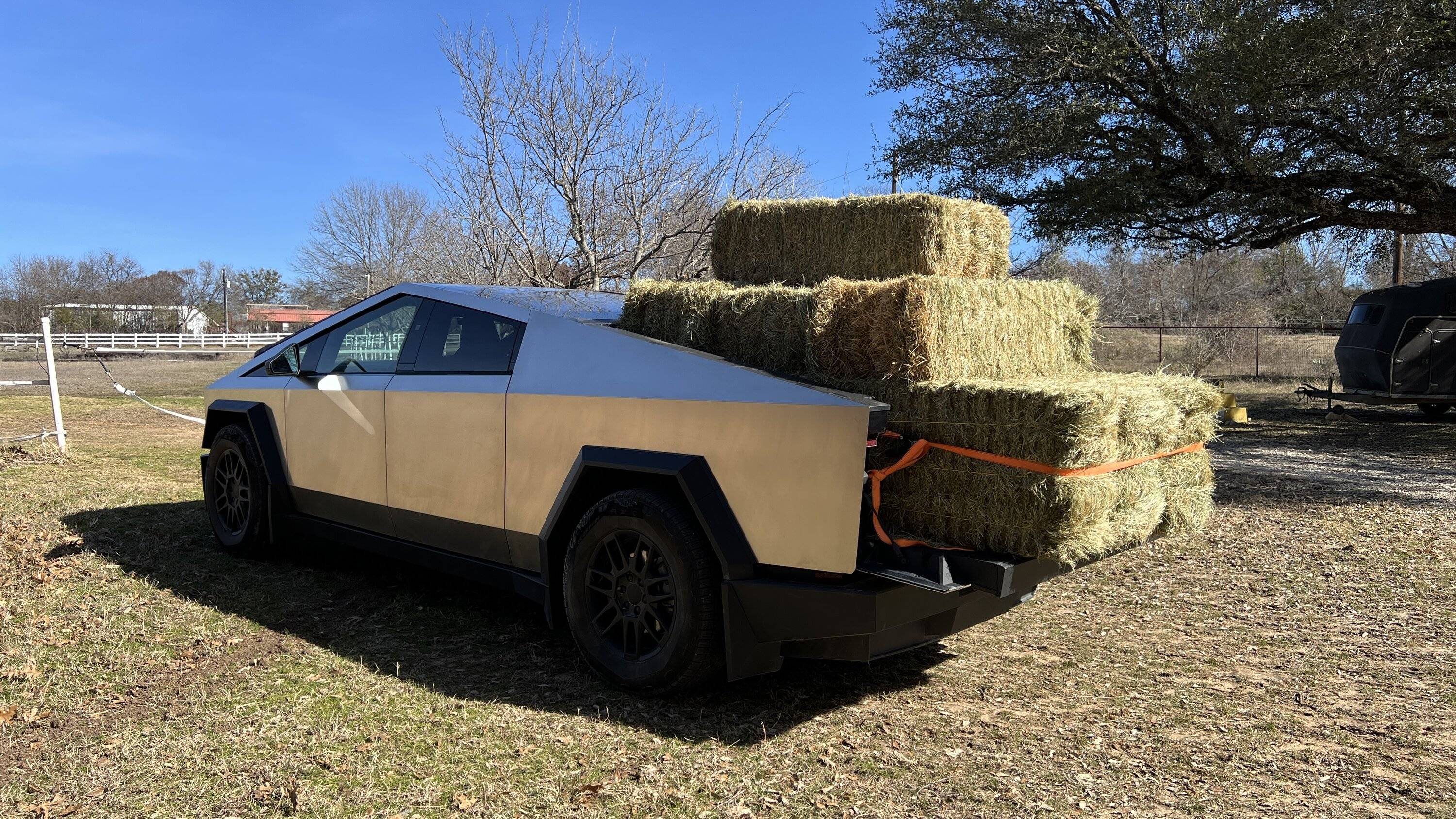 Tesla Cybertruck Hauling 3 string bales of hay IMG_9017