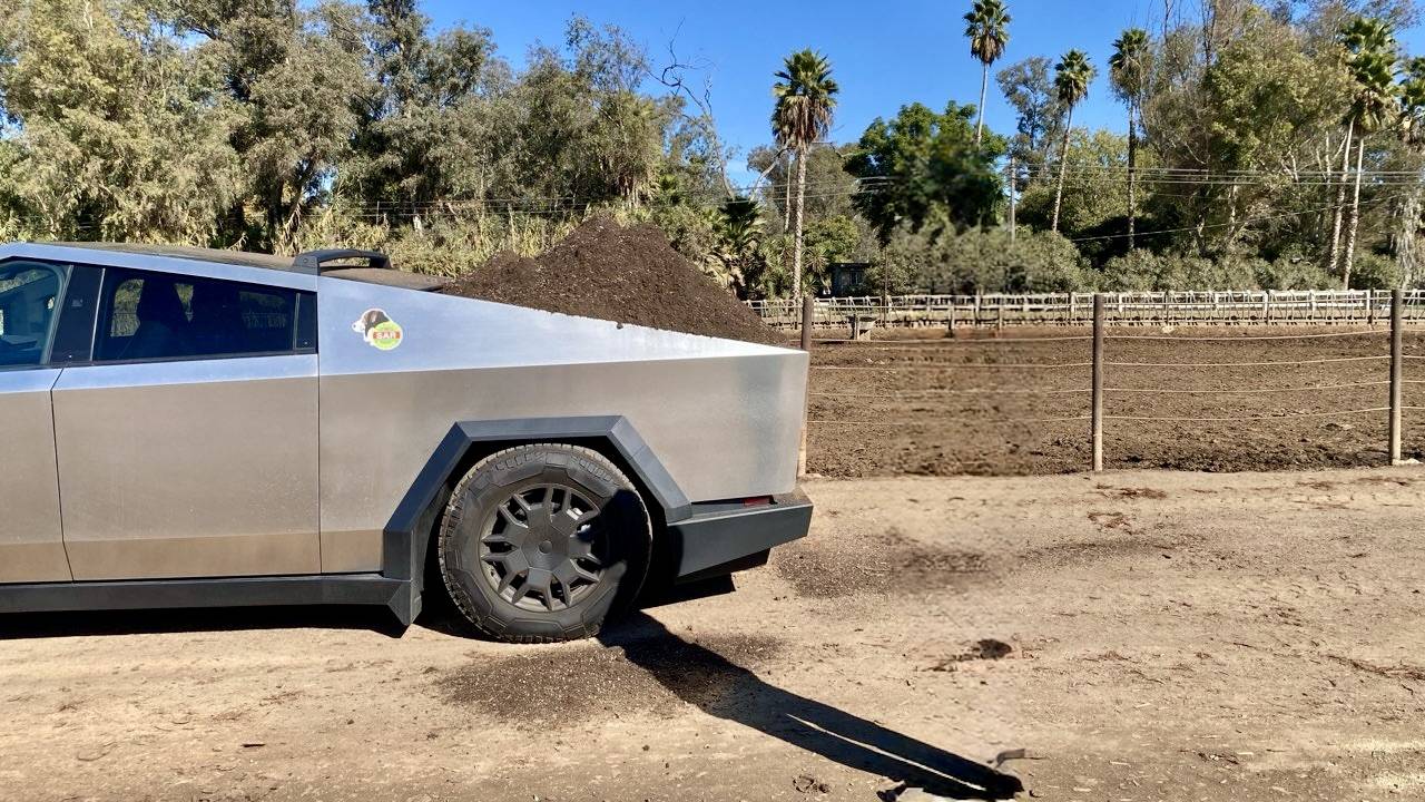 Tesla Cybertruck Hauling 3 string bales of hay IMG_6930