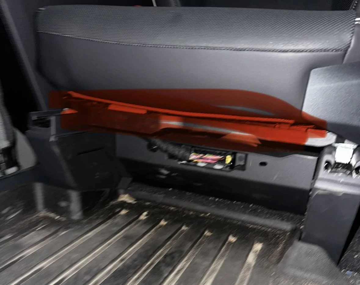 Tesla Cybertruck Tesla has modified the front seat design IMG_6324