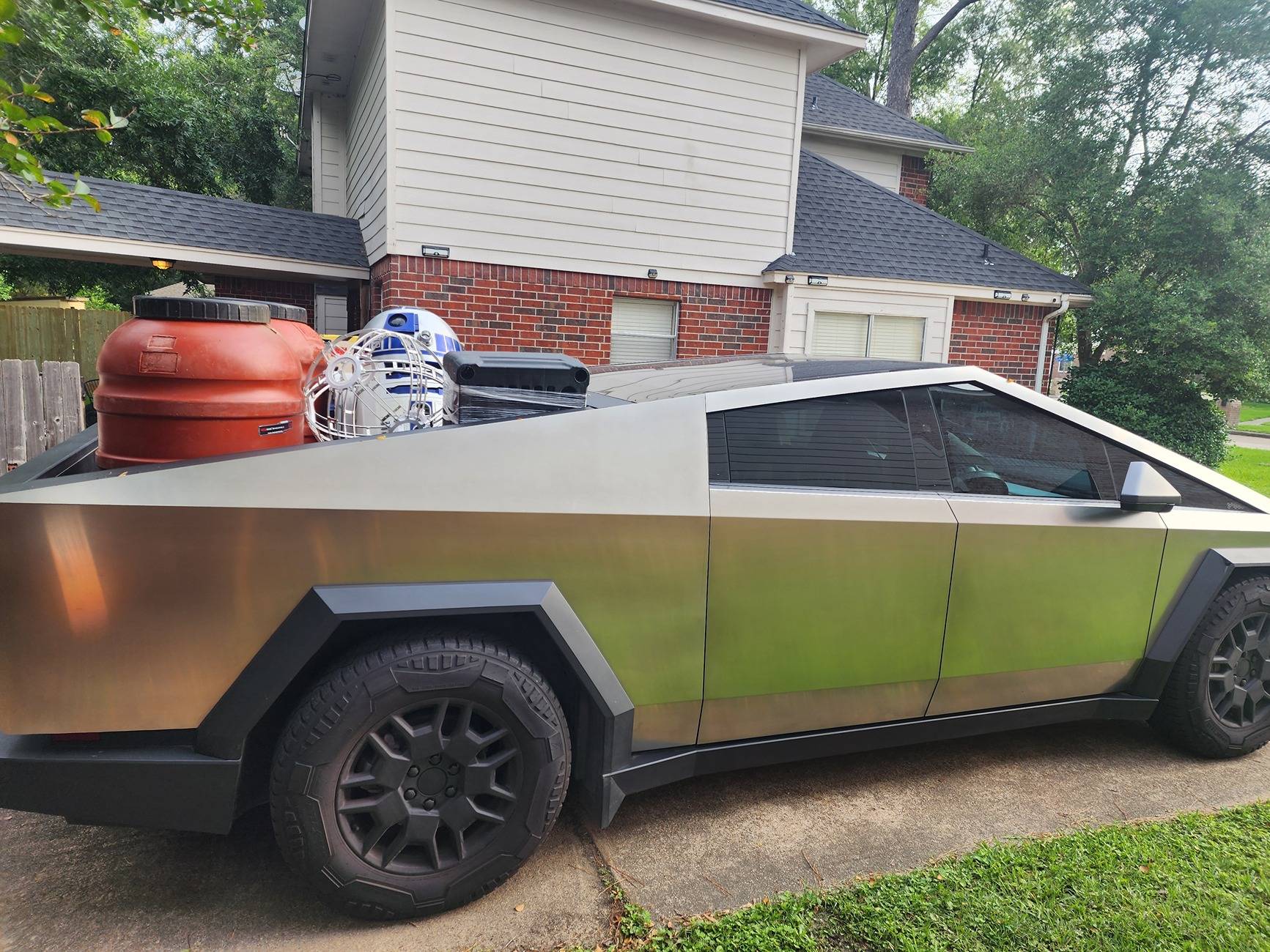 Tesla Cybertruck What Are You Hauling in your Cybertruck? 🦾 👷‍♂️ 20240523_081836