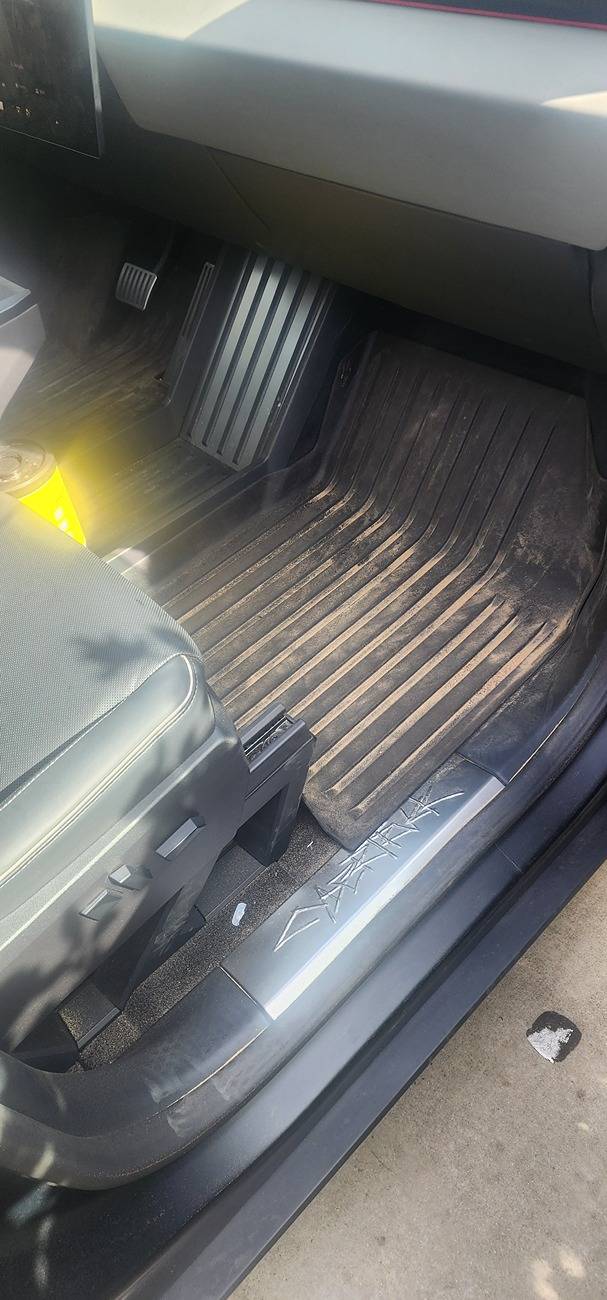 Tesla Cybertruck Getting sand everywhere 20250216_131451