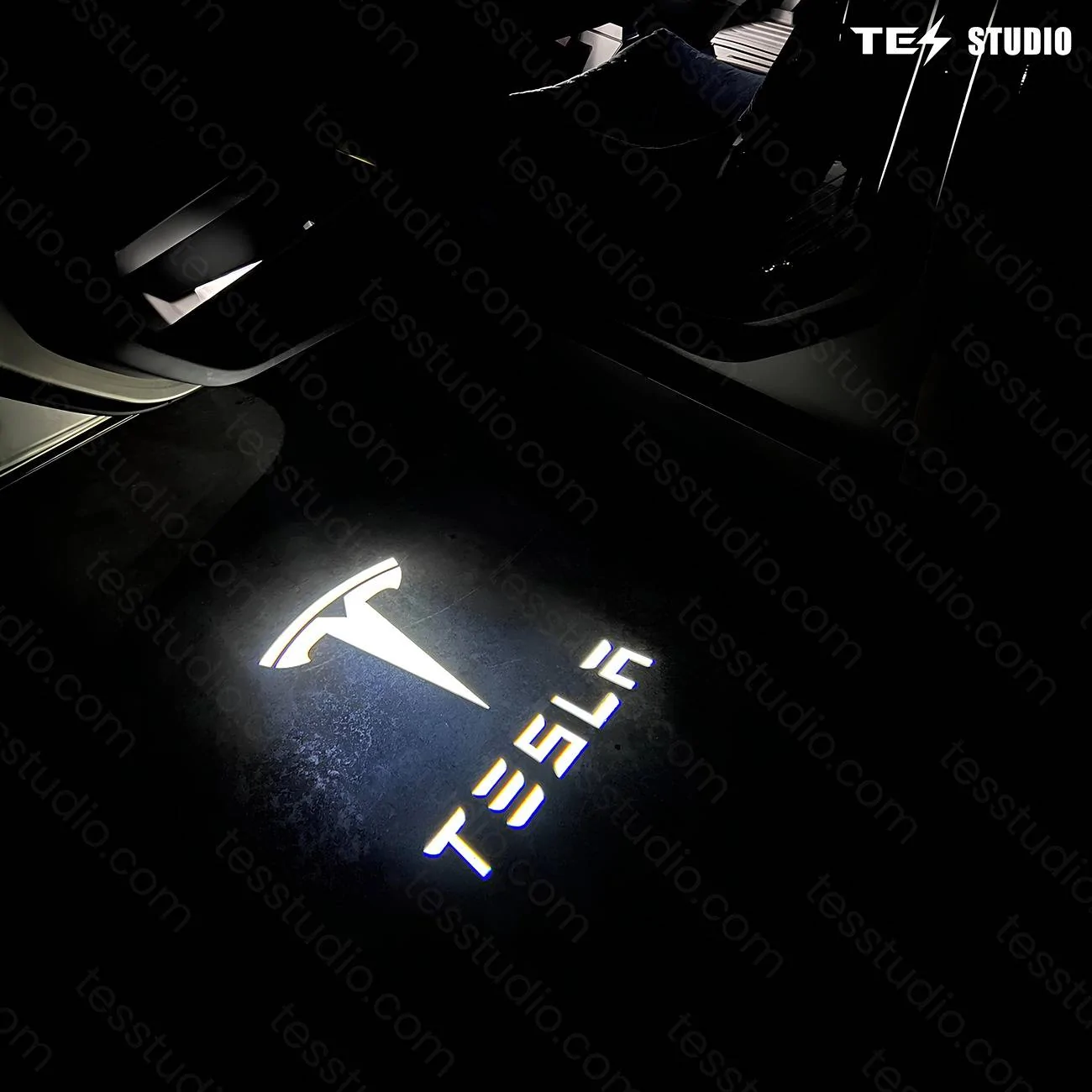 TeslaCybertruckProjectionLightsCybertruckWelcomePuddleLightsTesstudio_1.jpg