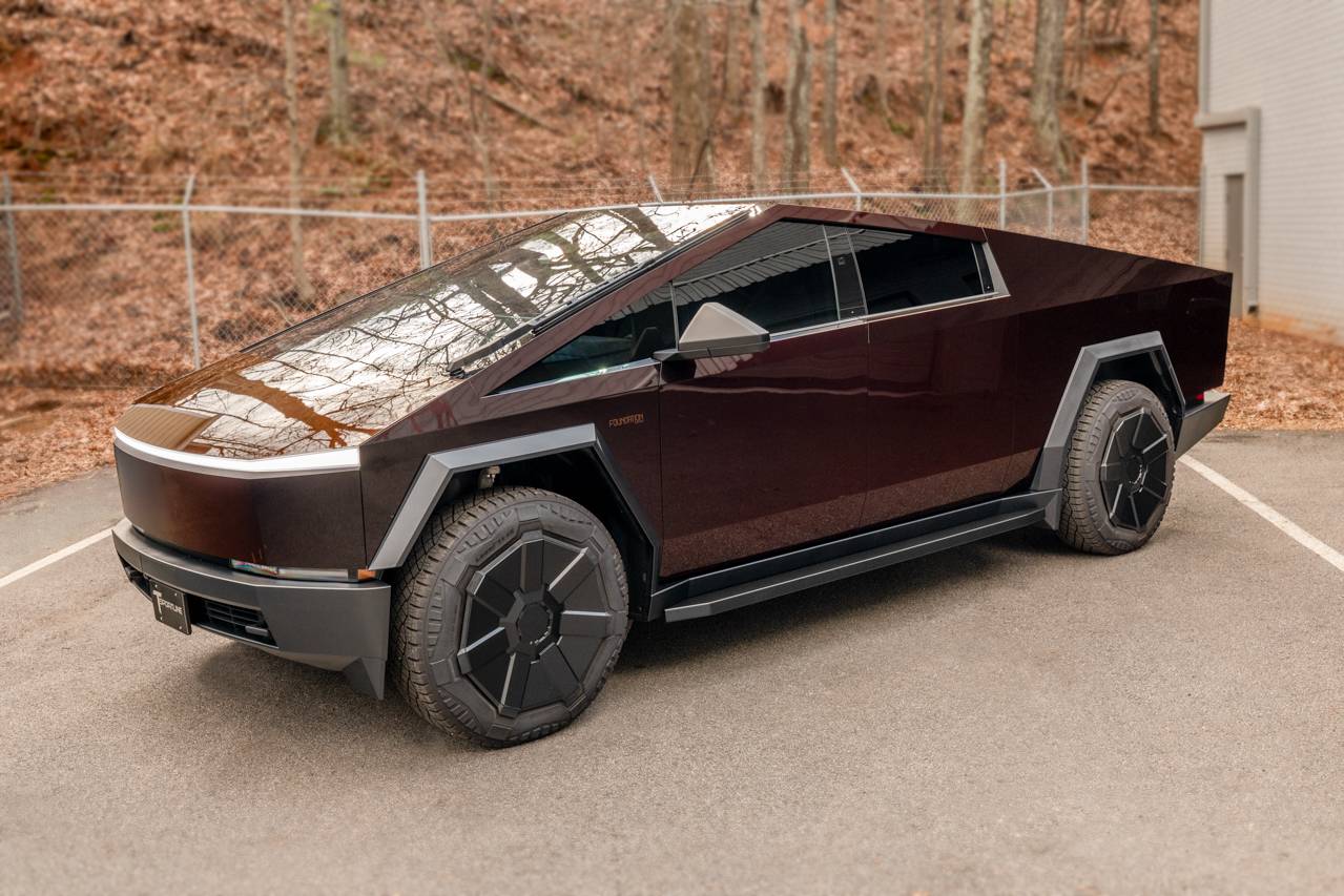 Tesla Cybertruck New AeroMaxx Running Boards for Cybertruck -- By T Sportline - Made in USA 01_CYB - Running Board No Pattern - Web