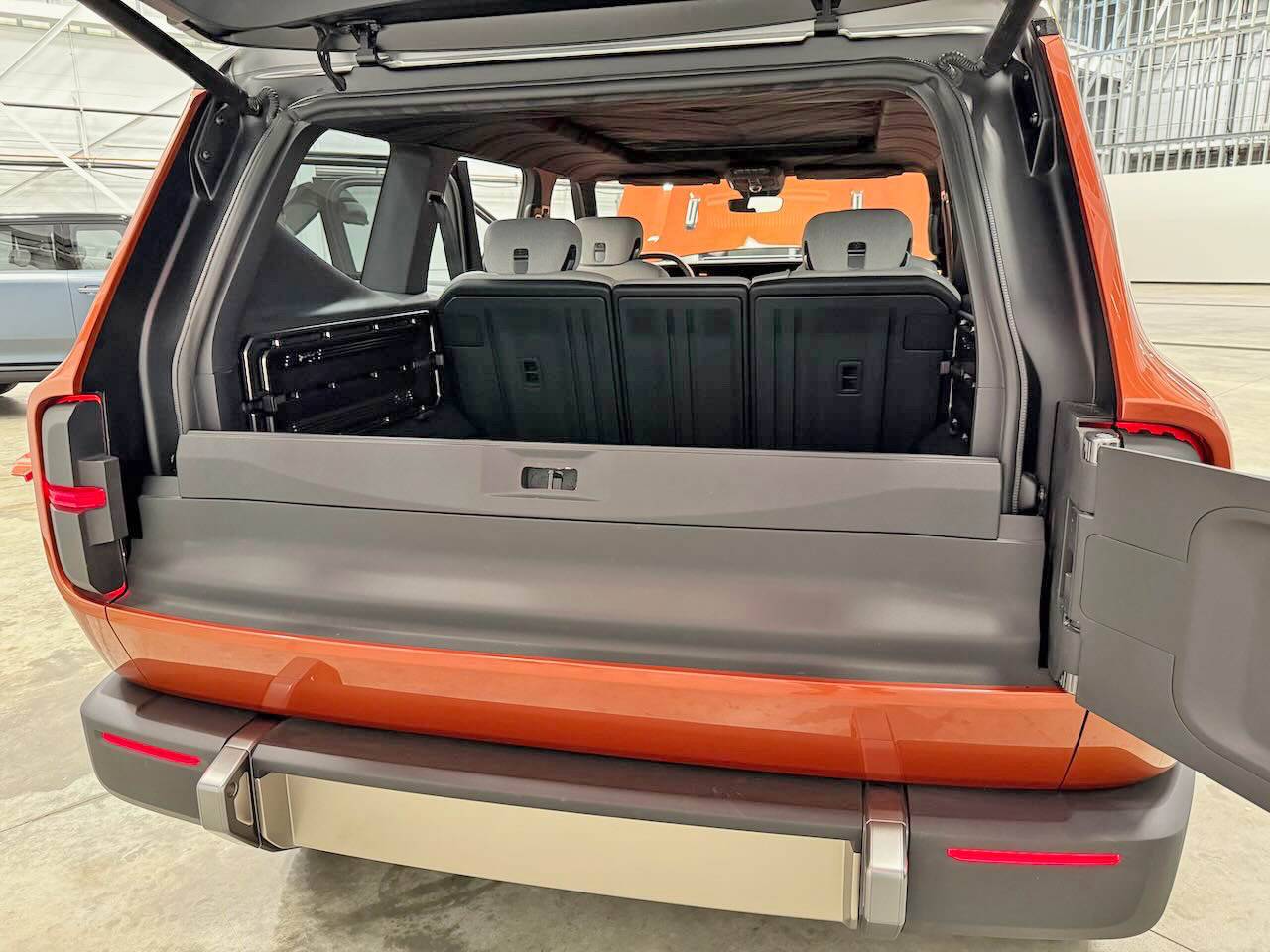 Tesla Cybertruck Official: Scout EV Pickup & SUV debut w/ Gas Range Extender, 4x4, BOF, Lockers, Sway Bar Disconnect -- All Specs, Wallpapers, Videos raveler-liftgate-40_20_40-split-bench-seat-jpg-