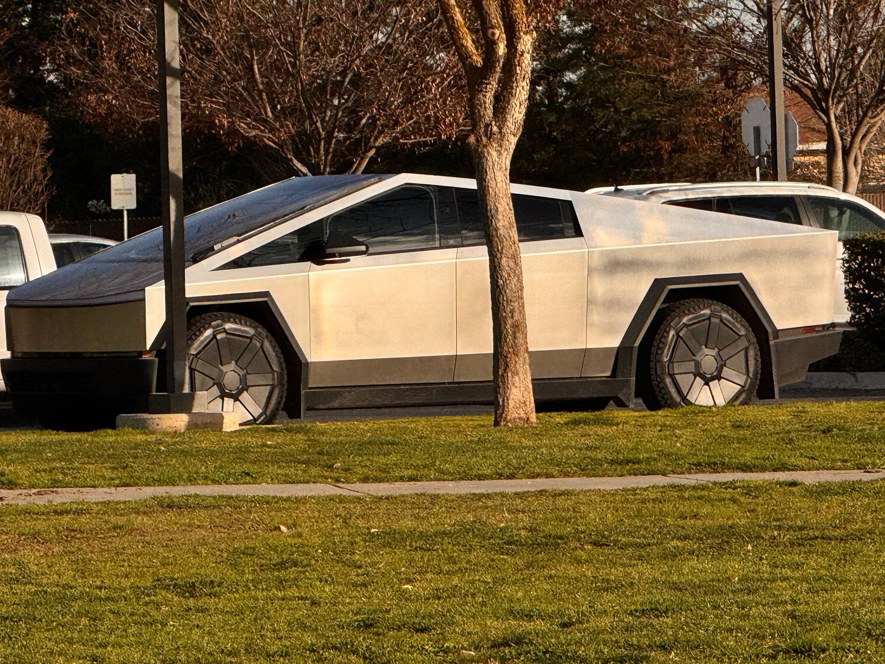 Tesla Cybertruck Inconsistent SS finish IMG_2327