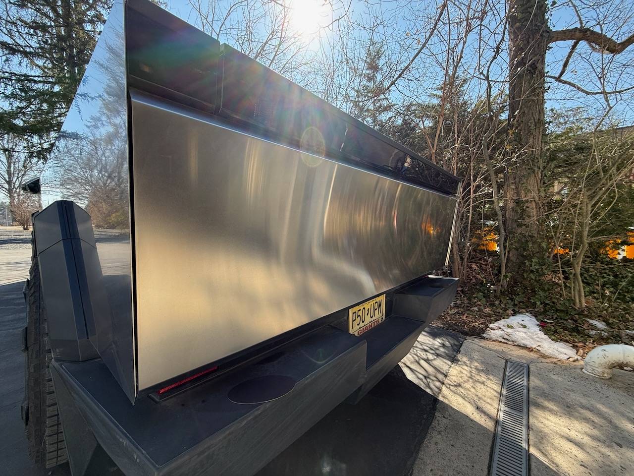 Tesla Cybertruck Are magnets rusting Cybertruck's stainless steel?  Six month check in cleaned tailgate magnets - 6