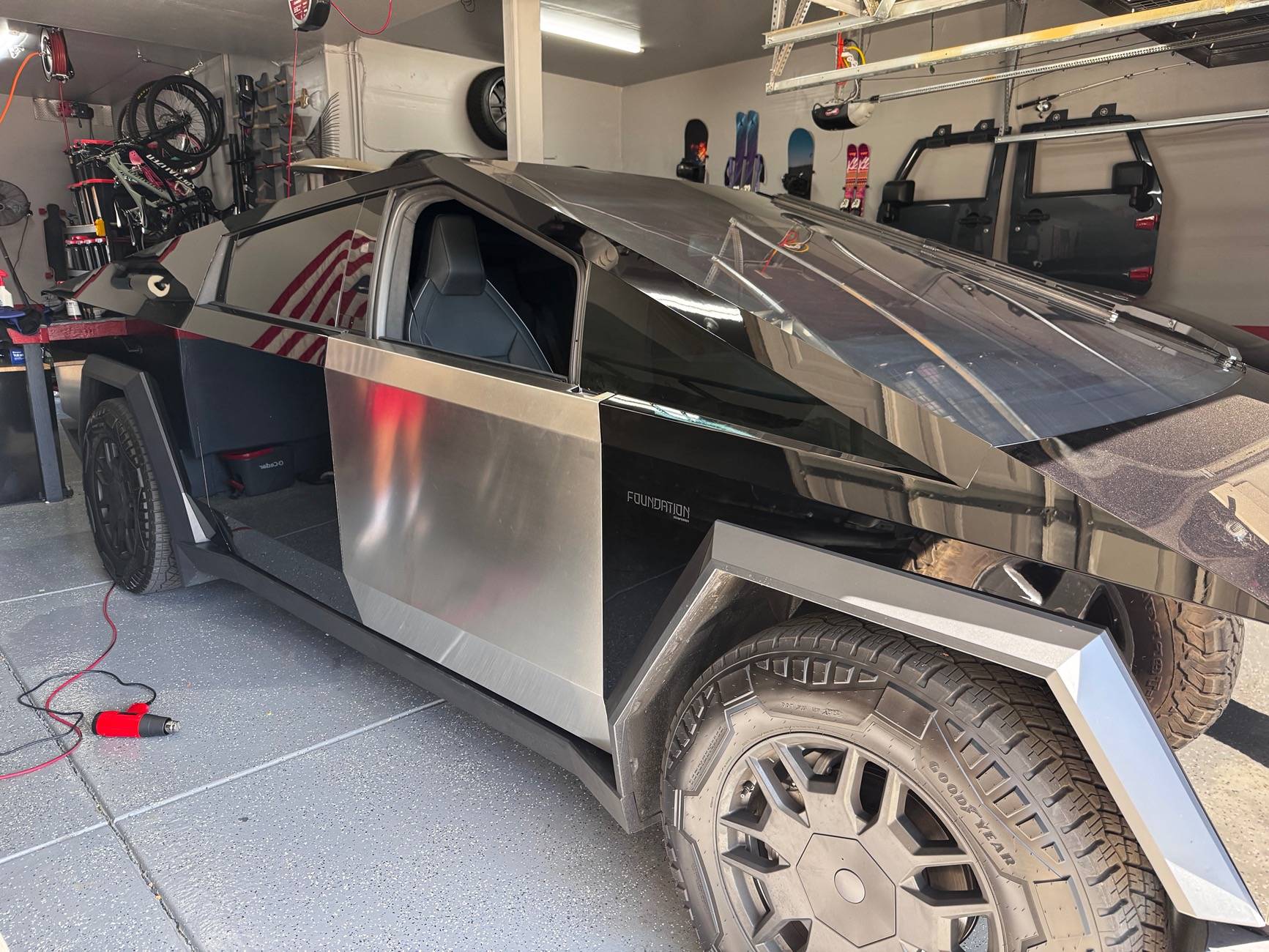 Tesla Cybertruck Las Vegas Police to begin using Cybertruck patrol vehicles - donated by Ben Horowitz & wife 1740522787811-gu