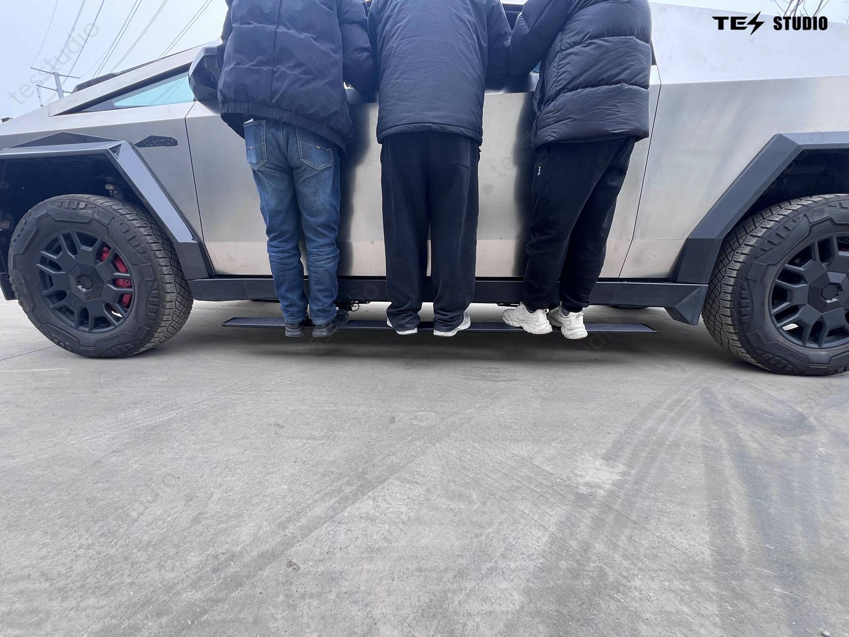 cybertruck running boards5.jpg