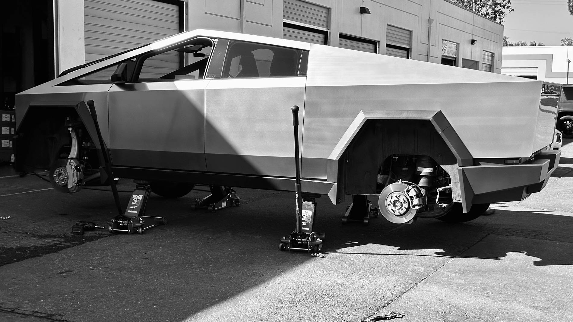 Tesla Cybertruck Tire Rotation - how you getting it done? IMG_7938