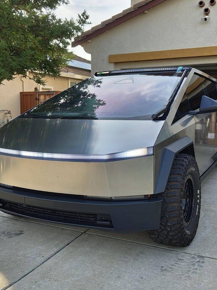 Tesla Cybertruck LIGHT BAR V2 INSTALLED!  after 9 months waiting!! 1740706777967-es
