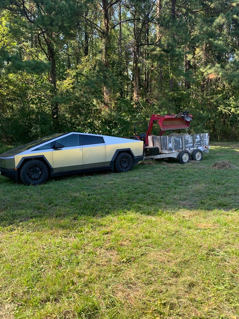 Tesla Cybertruck What Are You Hauling in your Cybertruck? 🦾 👷‍♂️ IMG_1553
