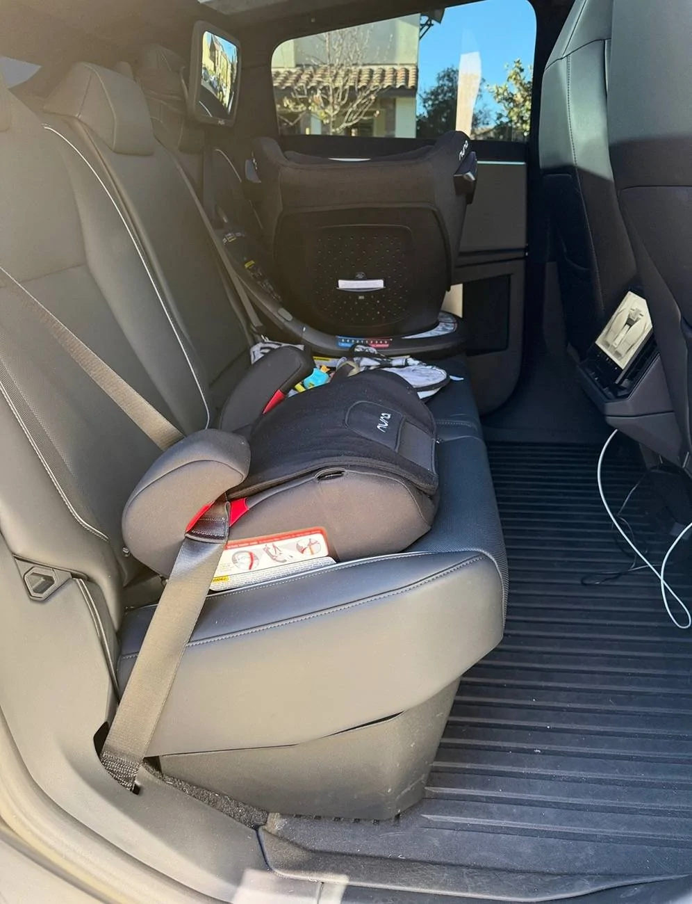 Tesla Cybertruck Looking for baby monitor for rear seats IMG_3712