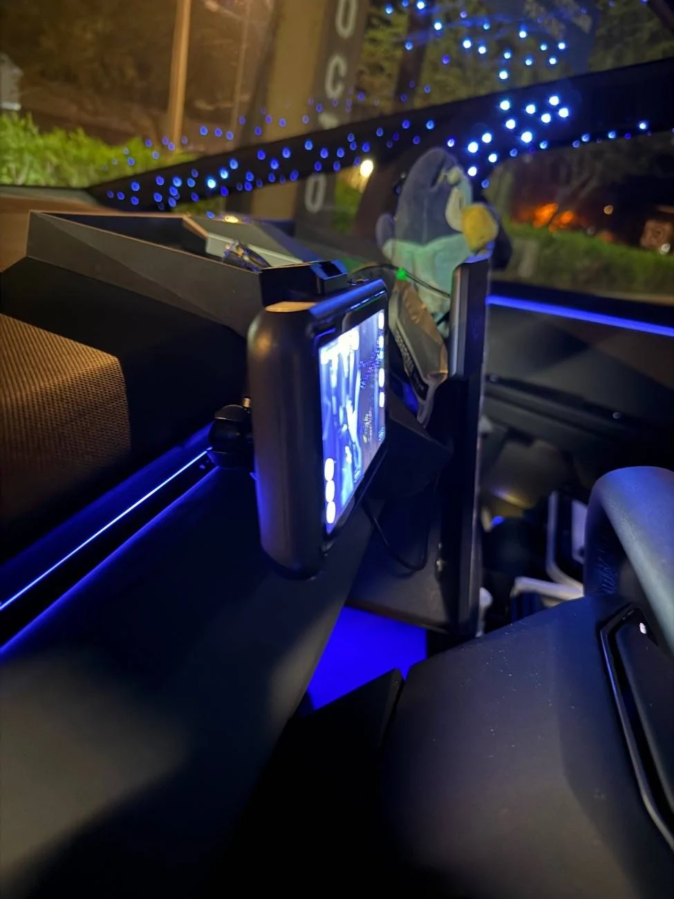 Tesla Cybertruck Looking for baby monitor for rear seats IMG_1736