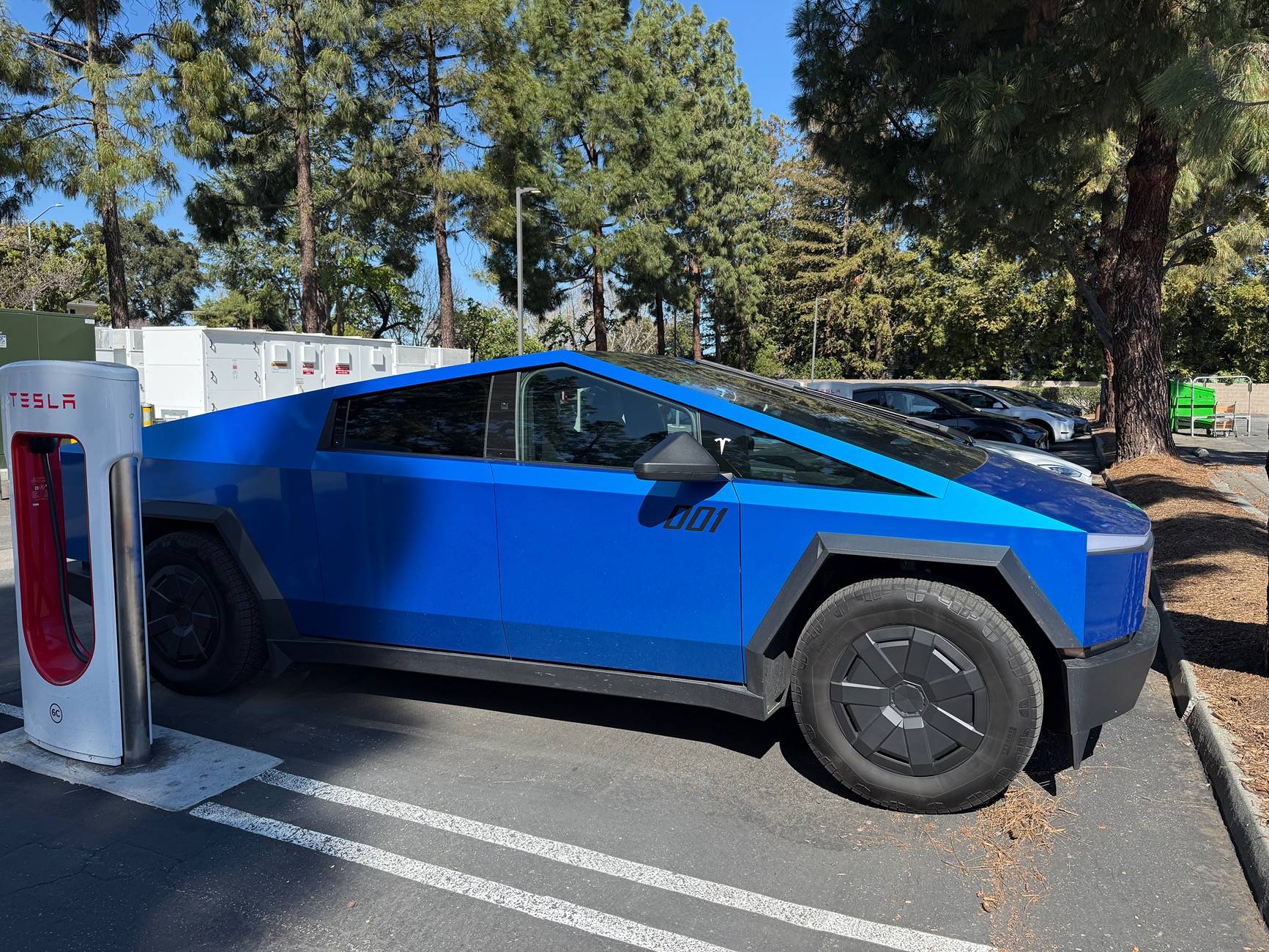 Tesla Cybertruck Cybertrucks now given out as loaners IMG_4016