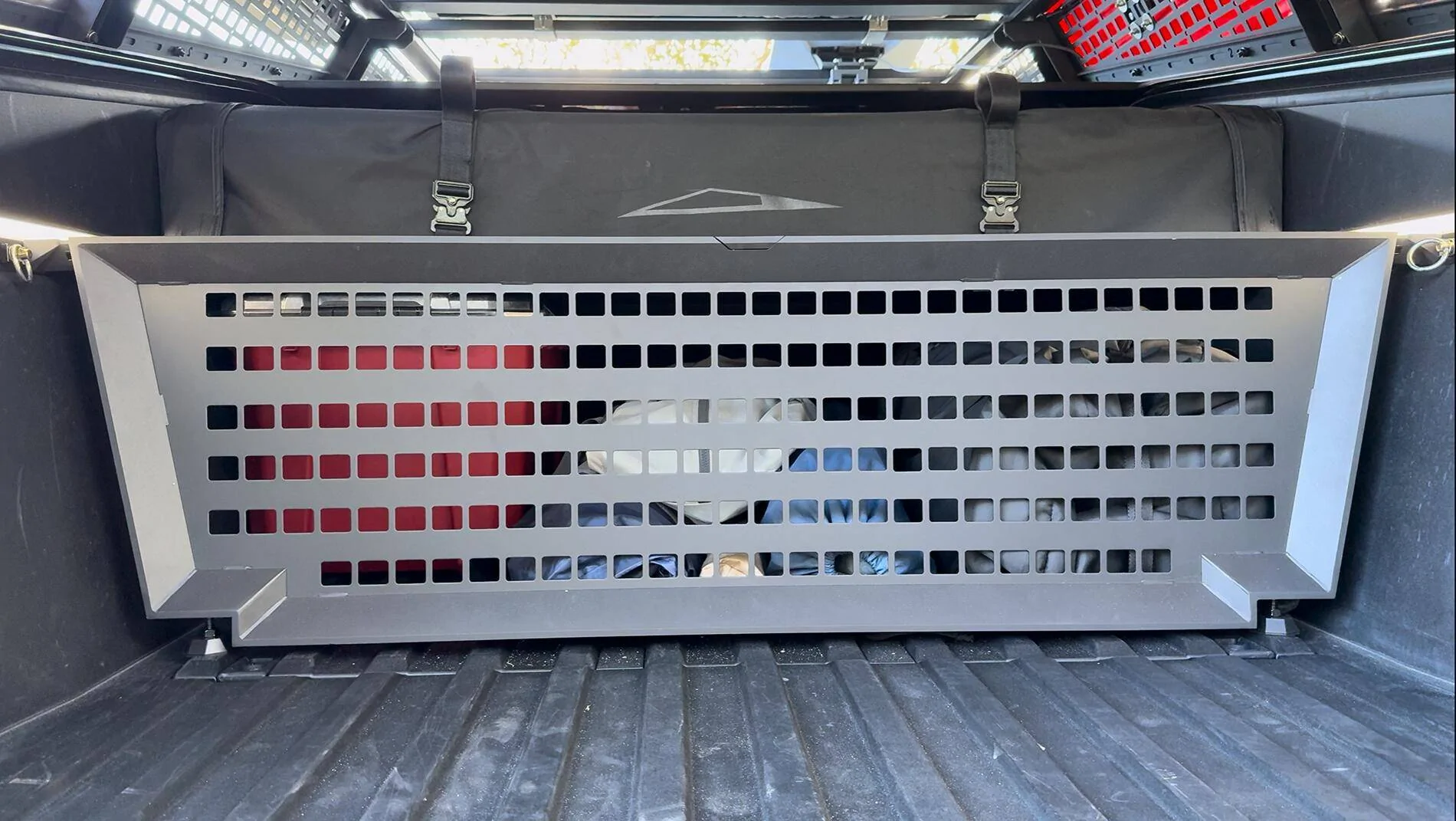 Tesla Cybertruck 🚨𝐂𝐲𝐛𝐞𝐫 𝐒𝐚𝐯𝐢𝐧𝐠𝐬: 𝟑𝟎% 𝐎𝐟𝐟 𝐂𝐲𝐛𝐞𝐫𝐭𝐫𝐮𝐜𝐤 𝐚𝐜𝐜𝐞𝐬𝐬𝐨𝐫𝐢𝐞𝐬 Bed Divider 3 (1)