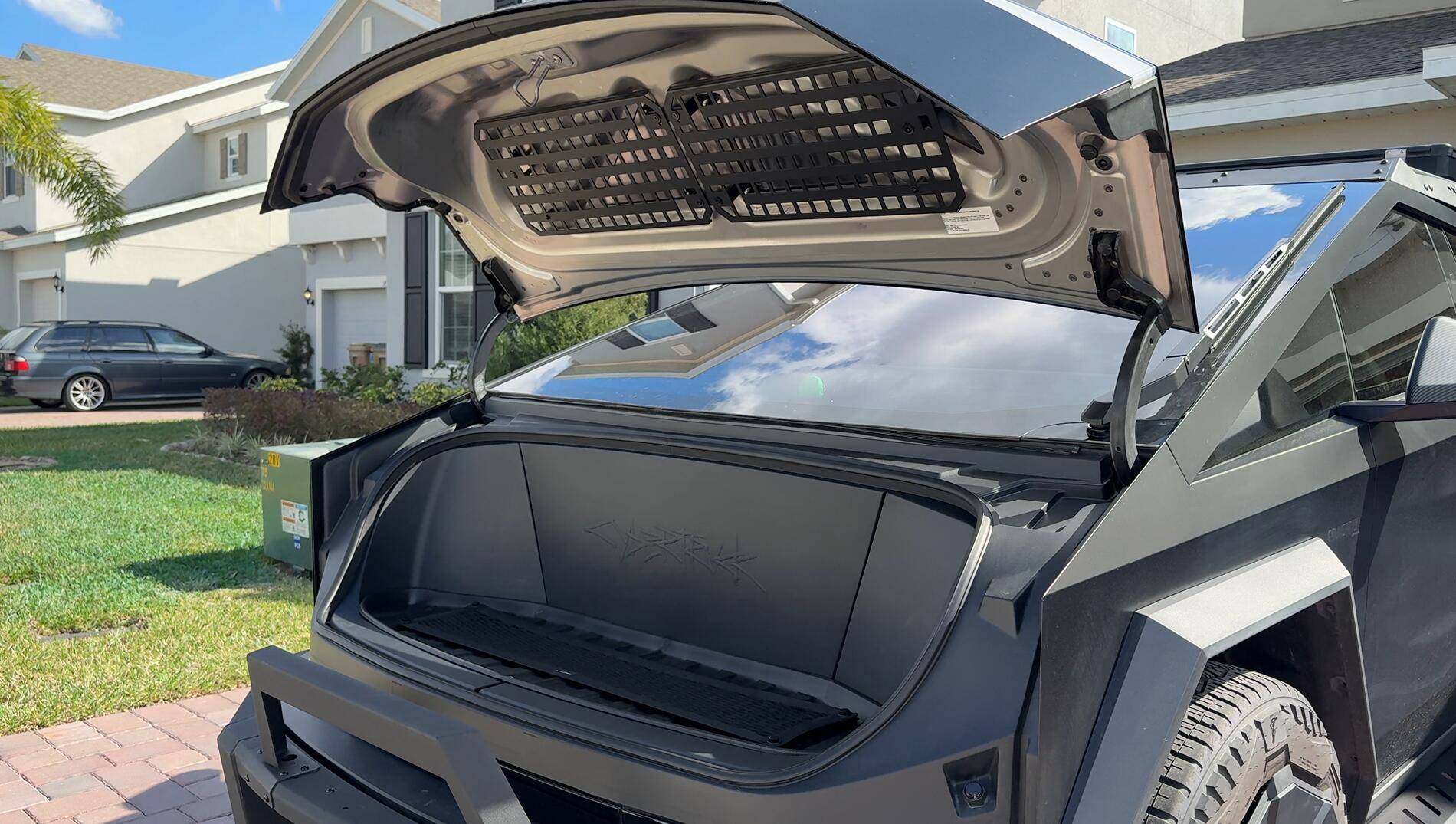 Tesla Cybertruck 🚨𝐂𝐲𝐛𝐞𝐫 𝐒𝐚𝐯𝐢𝐧𝐠𝐬: 𝟑𝟎% 𝐎𝐟𝐟 𝐂𝐲𝐛𝐞𝐫𝐭𝐫𝐮𝐜𝐤 𝐚𝐜𝐜𝐞𝐬𝐬𝐨𝐫𝐢𝐞𝐬 Frunk MOLLE 1