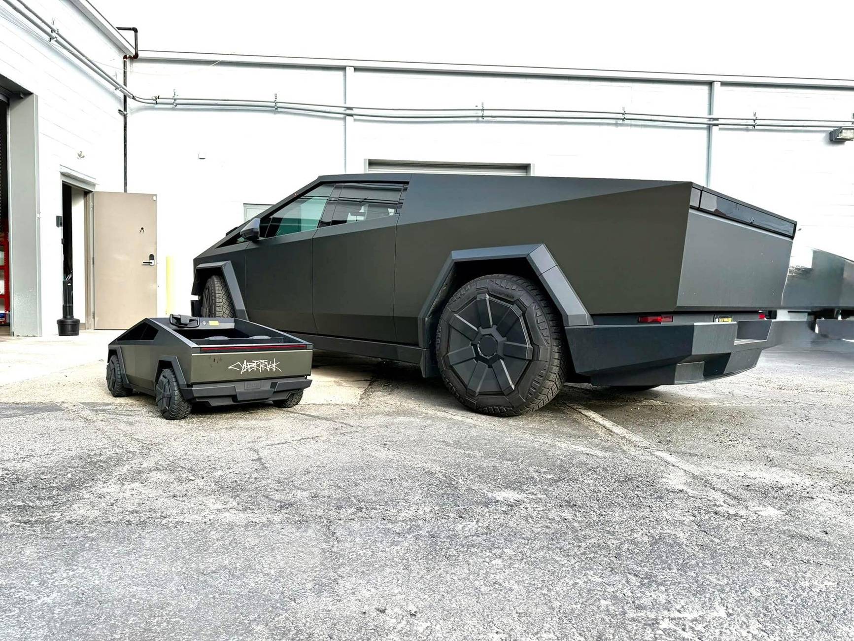 Tesla Cybertruck Cybertruck & Mini-Me CT 481978081_10162638974029238_3830700927608759659_n