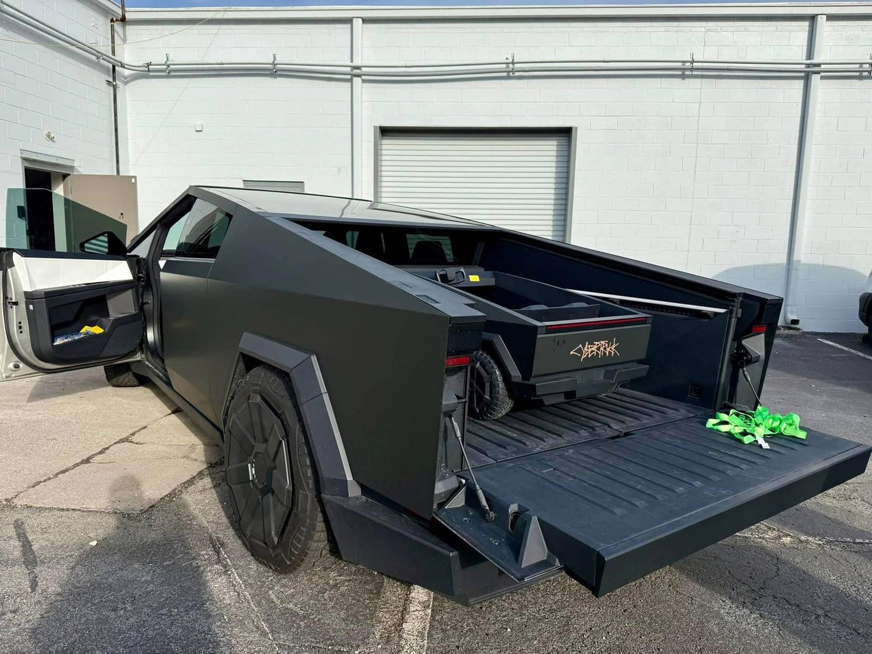 Tesla Cybertruck Cybertruck & Mini-Me CT 482019170_10162638974129238_8055874042753487739_n
